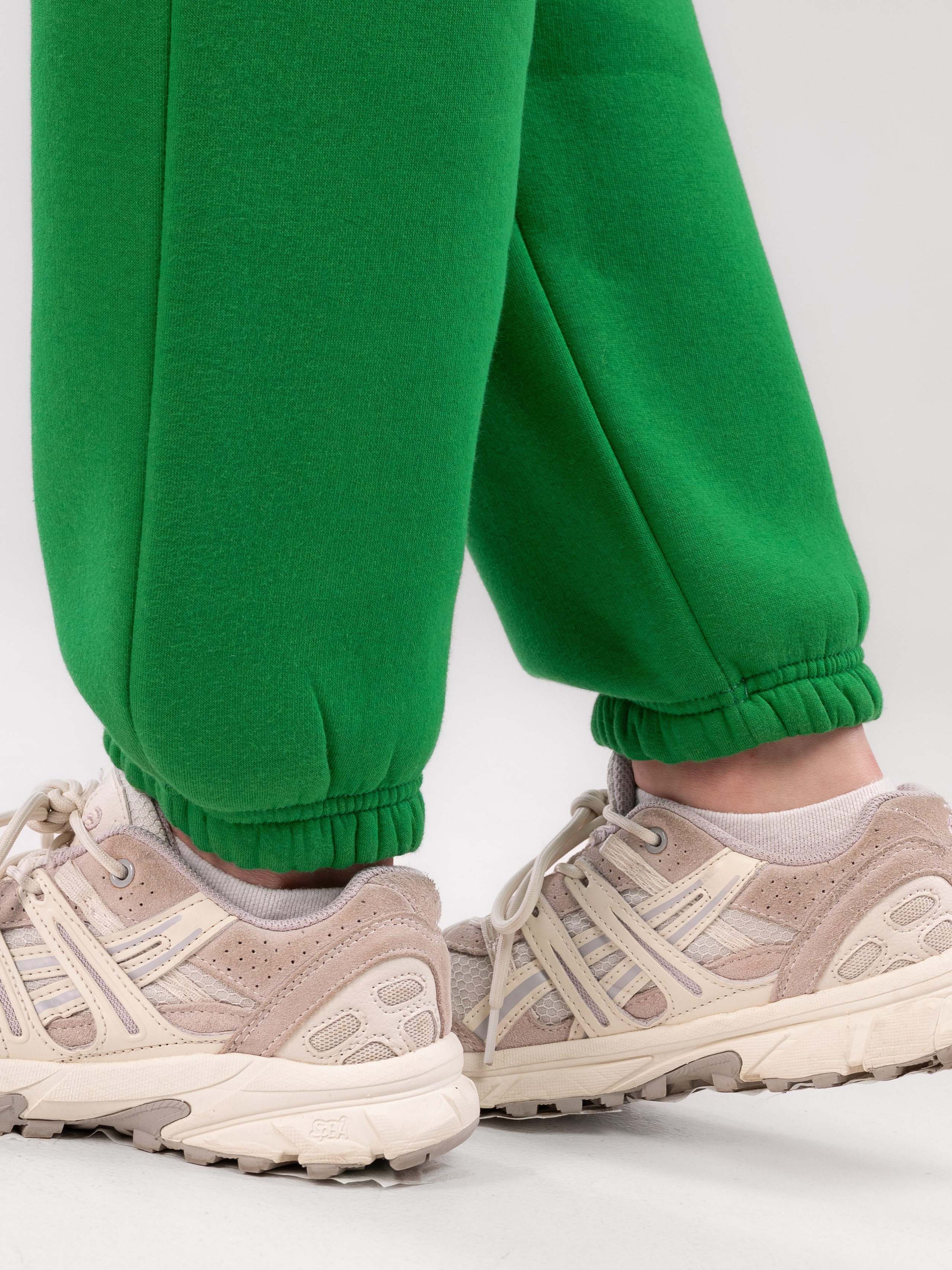 Спортивные костюмы и брюки с большой палитрой цветов!. Предметный фотограф, фото для маркетплейсов Пятигорск, КМВ