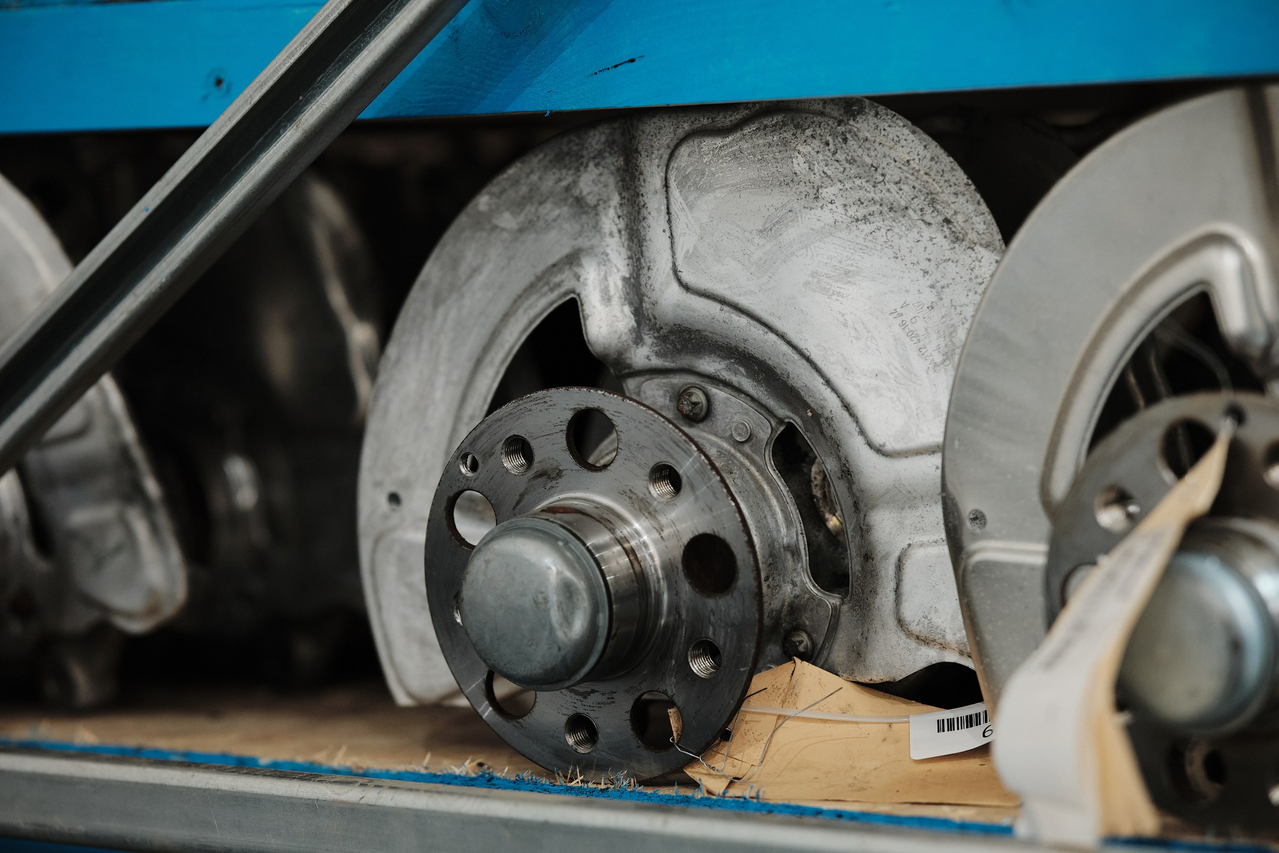 «Передняя подвеска Mercedes-Benz GLE W167 оригинальная запчасть»«Задняя пневматическая подвеска Mercedes-Benz GLS X167 с амортизаторами»«Комплект подвески Mercedes-Benz ML W166 с пружинами и рычагами»«Пневматическая подвеска Mercedes-Maybach S-Class W223 оригинал»«Амортизатор передний Mercedes-Benz GLC X253 для замены»ALT-тексты для коробок передач Mercedes-Benz«Автоматическая коробка передач 9G-Tronic Mercedes-Benz S-Class W222»«АКПП Mercedes-Benz GLE W167 оригинальная запчасть»«Коробка передач Mercedes-Benz ML W166 с электронным управлением»«Трансмиссия Mercedes-Maybach GLS X167 новая оригинальная деталь»«Коробка передач Mercedes-Benz GLC X253 автоматическая 9-ступенчатая»ALT-тексты для ходовой части Mercedes-Benz«Рычаг подвески передний Mercedes-Benz GLE W167 оригинал»«Шаровая опора Mercedes-Benz GLS X167 для замены»«Пружина подвески задняя Mercedes-Benz ML W166 новая»«Стойка стабилизатора Mercedes-Maybach S-Class W223 оригинальная»«Рулевая рейка Mercedes-Benz GLC X253 с усилителем»ALT-тексты для тормозных систем Mercedes-Benz«Тормозной диск передний Mercedes-Benz GLE W167 оригинальная запчасть»«Тормозной суппорт Mercedes-Benz GLS X167 с электрическим ручником»«Тормозные колодки Mercedes-Benz ML W166 комплект для замены»«ABS датчик Mercedes-Maybach S-Class W223 оригинал»«Тормозной диск задний Mercedes-Benz GLC X253 с вентиляцией»