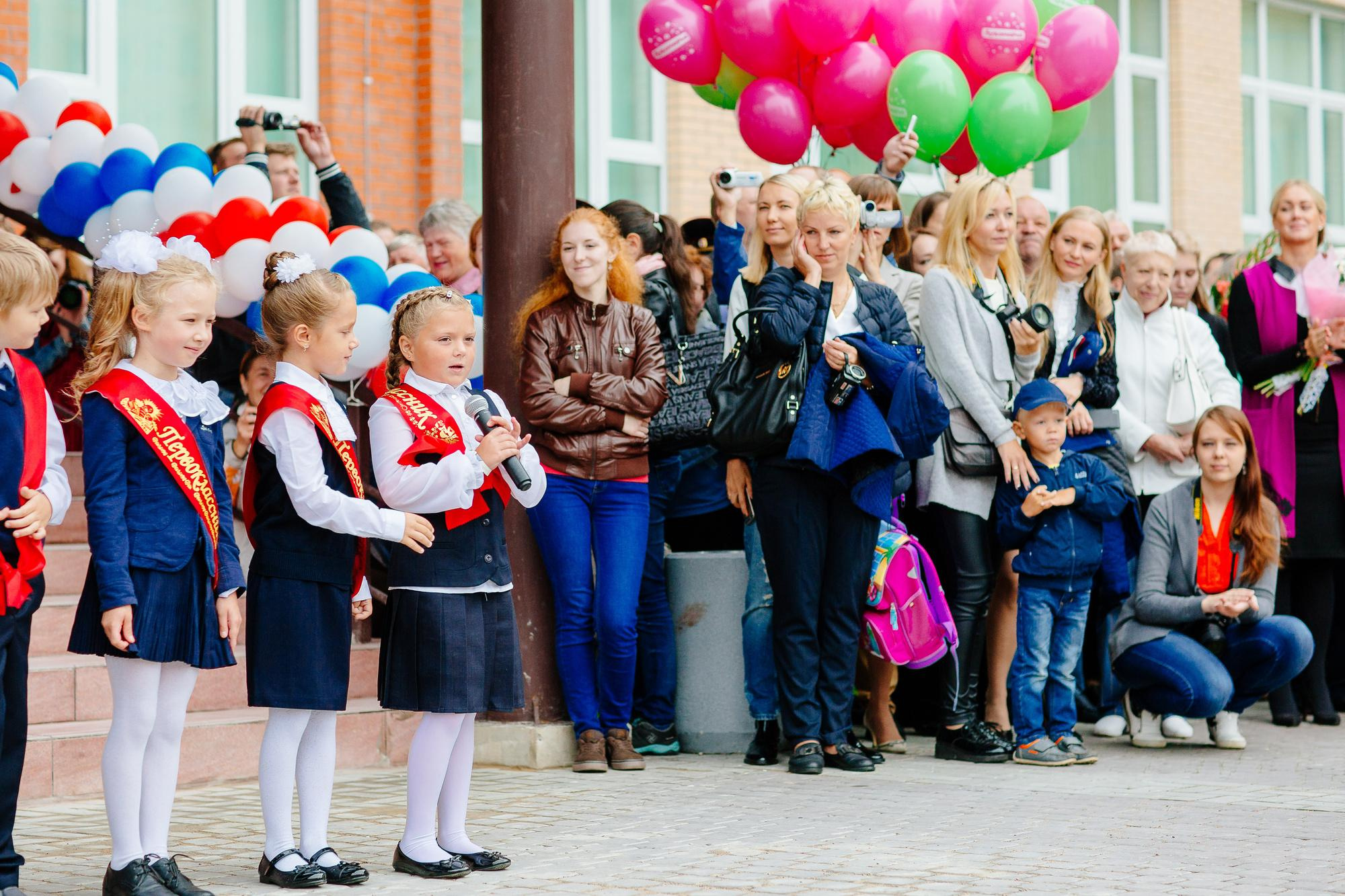 Фотосъемка первоклассников. Фотосъемка 1 сентября. Фотограф в школу. Портрет с другом в школе
