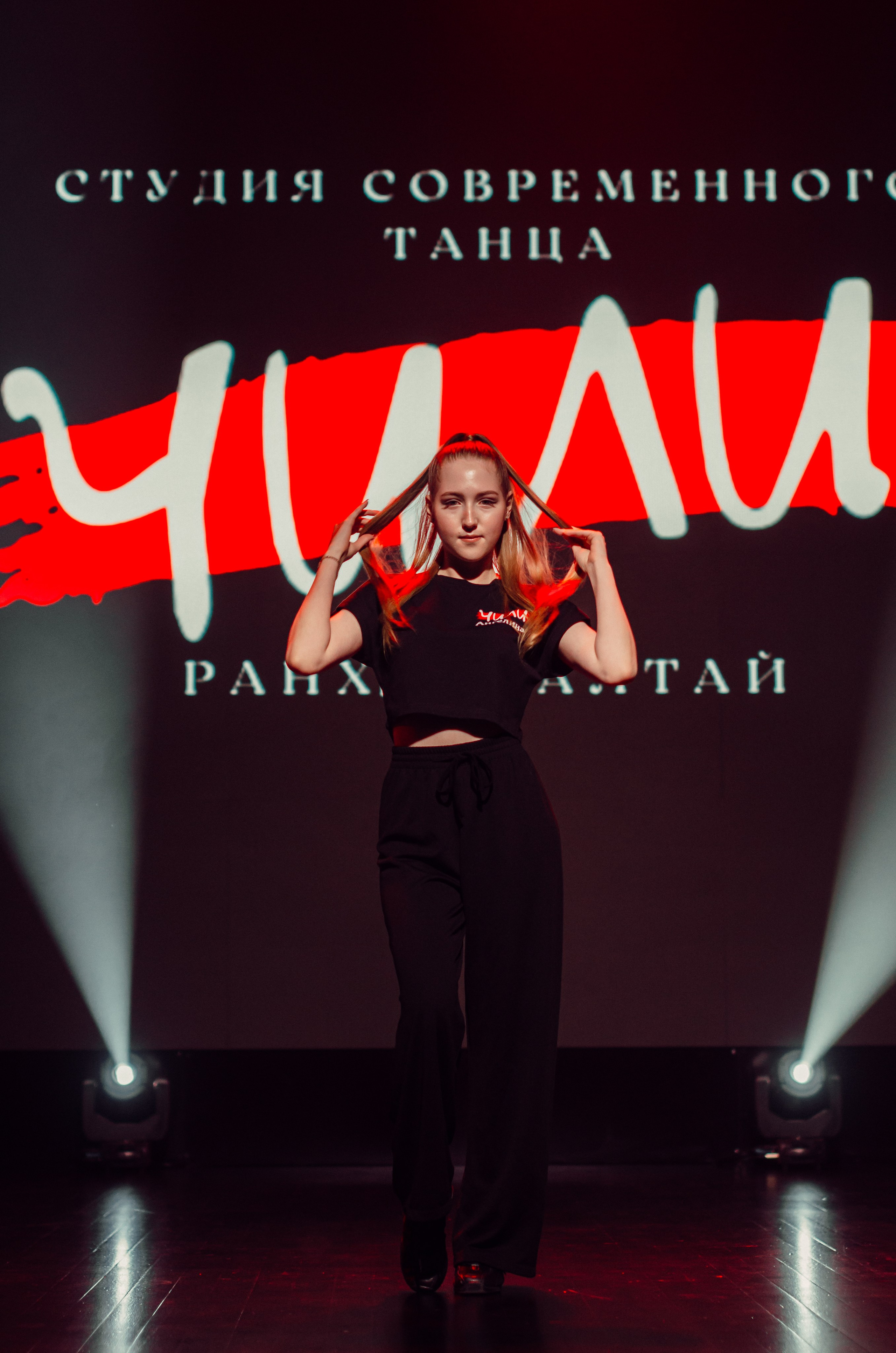 Групповая фотосъемка танцевального коллектива. Денисова Аля — фотограф для парных съемок и индивидуальных историй в Барнауле