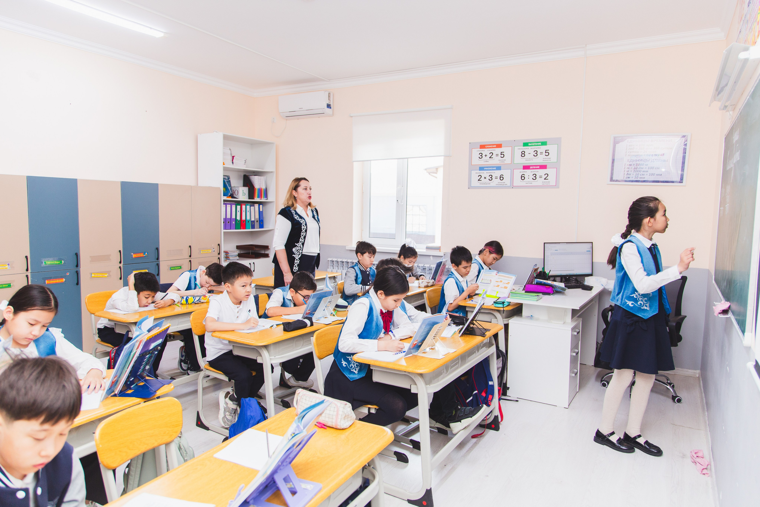 Sova School Атырау. Рекламный и портретный фотограф в Алматы — Серекпаев Танирхан