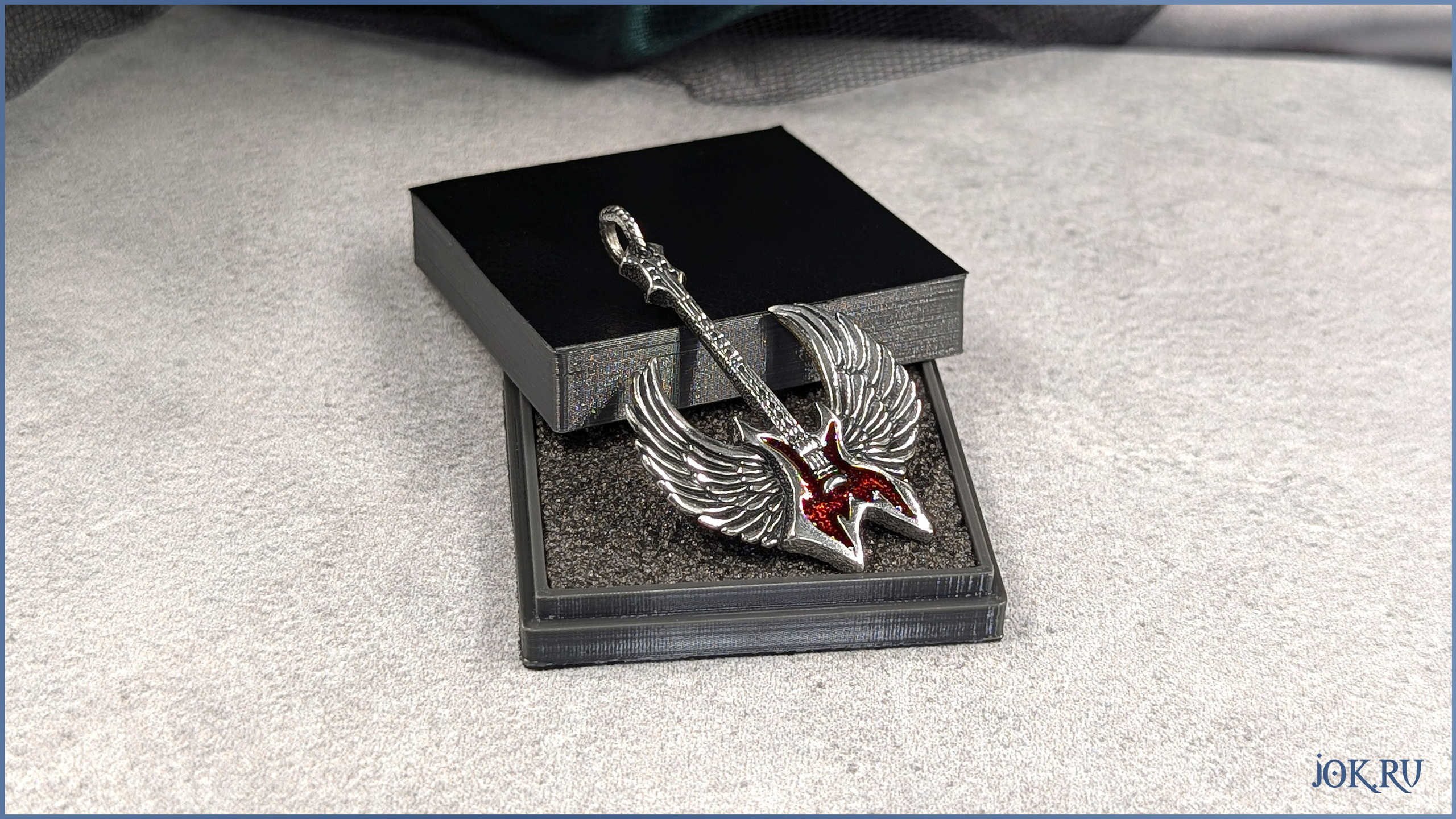 Гитара с крыльями  рок атрибутика фото бренда Joker-studio. Слушающие рок оценят подвеску Крылатую Гитару.