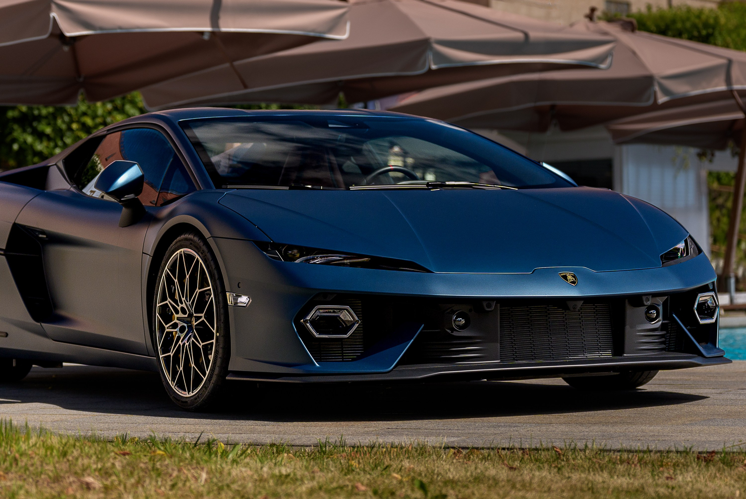 Lamborghini Temerario в сером цвете, передний низкий ракурс