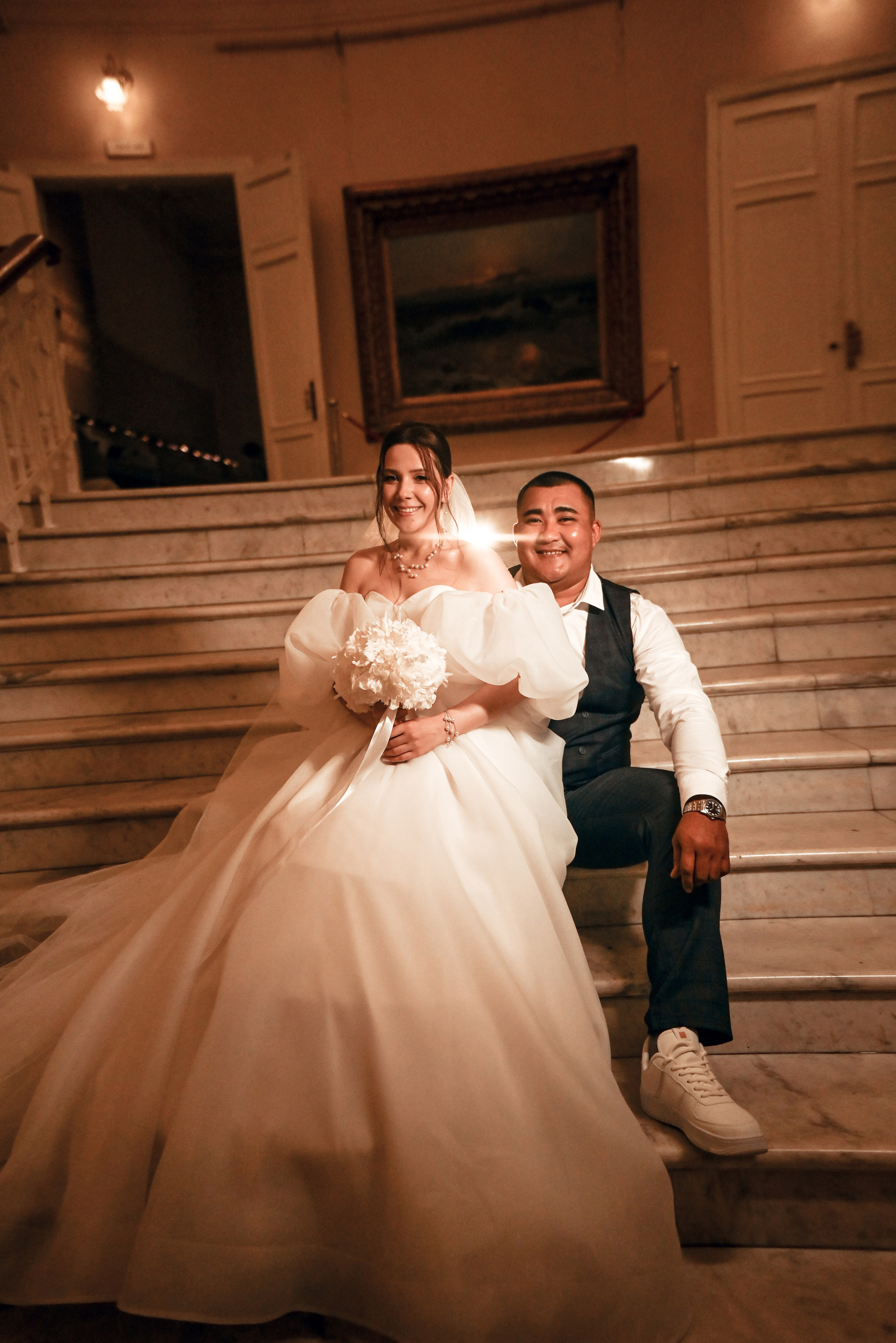 Небольшая свадебная серия в музее и прогулкой под дождем Эльмиры и Ризата. Свадебный, семейный, детский, контент фотограф в Омске Максим Ильин