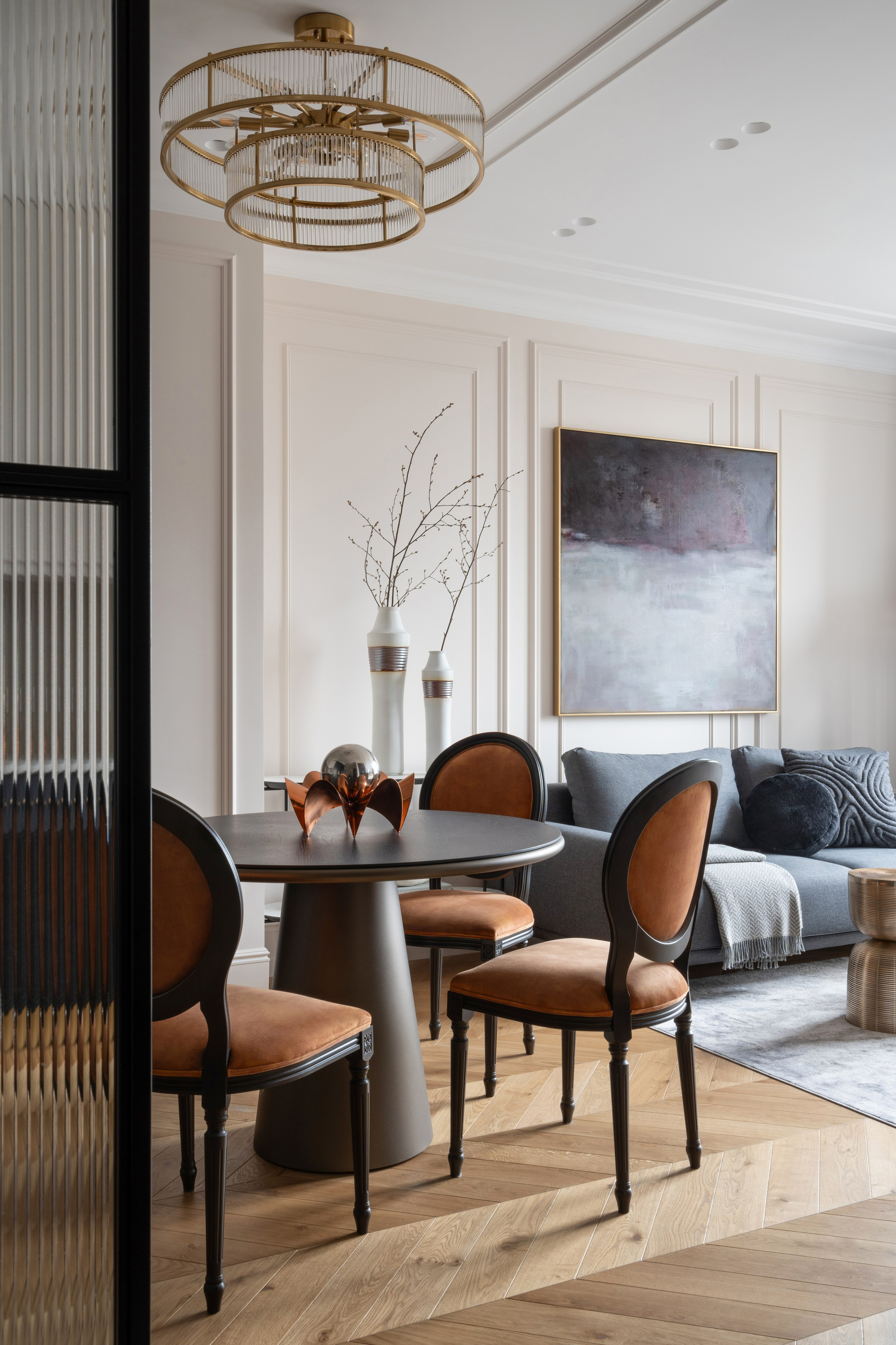 Яркая кухня-гостиная с винными элементами в современном интерьере в Санкт-Петербурге