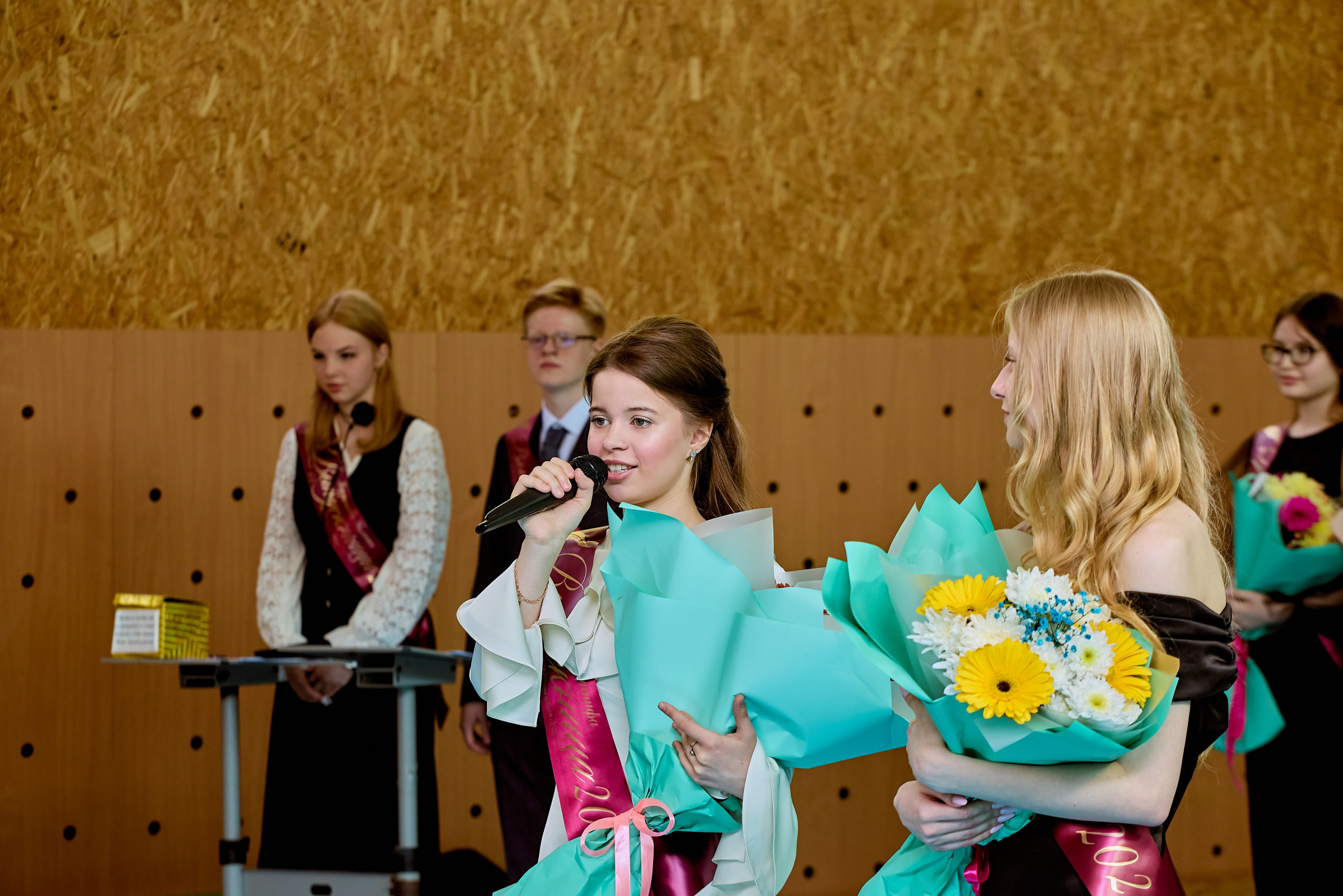 Радость и вдохновение выпускников на празднике последнего звонка, фото православного фотографа Николая Голованова, г. Дзержинск.