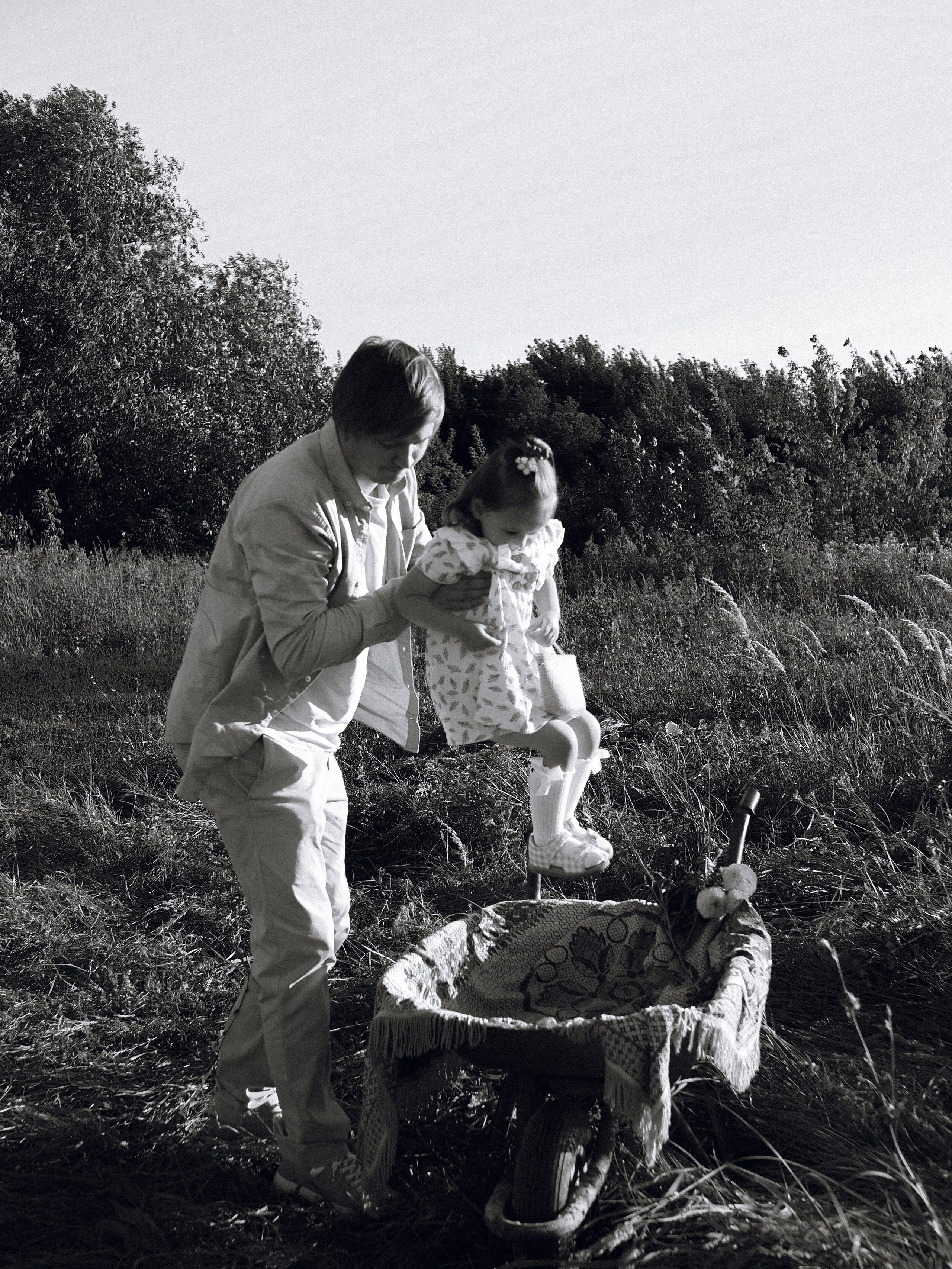 Гоняться по полю на тачке с мамой и папой. Обижаться. Смеяться. Фотограф Рязань. Семейный Свадебный фотограф