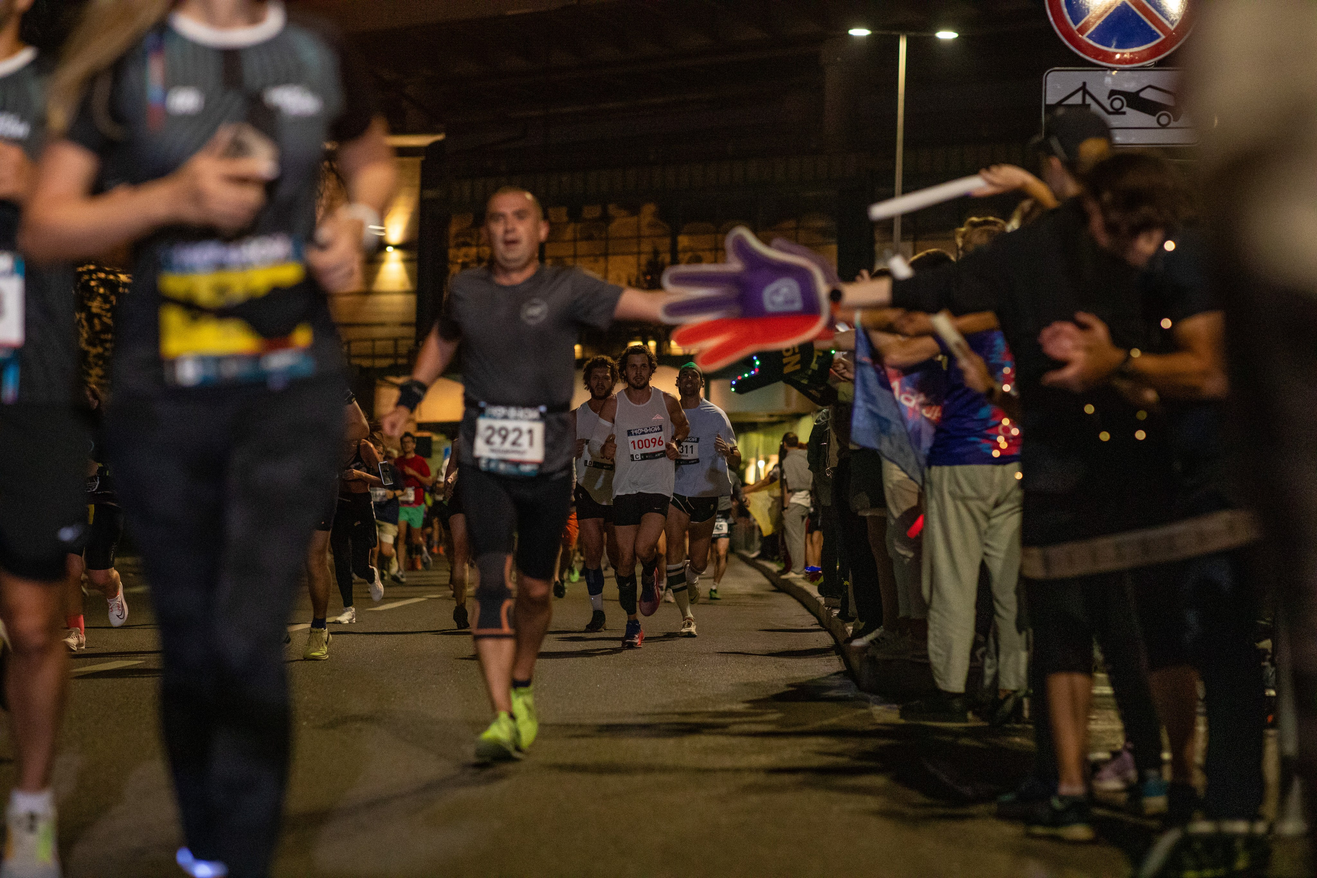 Ночной забег в ленте фотографий бегунов 03.08.24. Фотограф Сергей Ловкий
