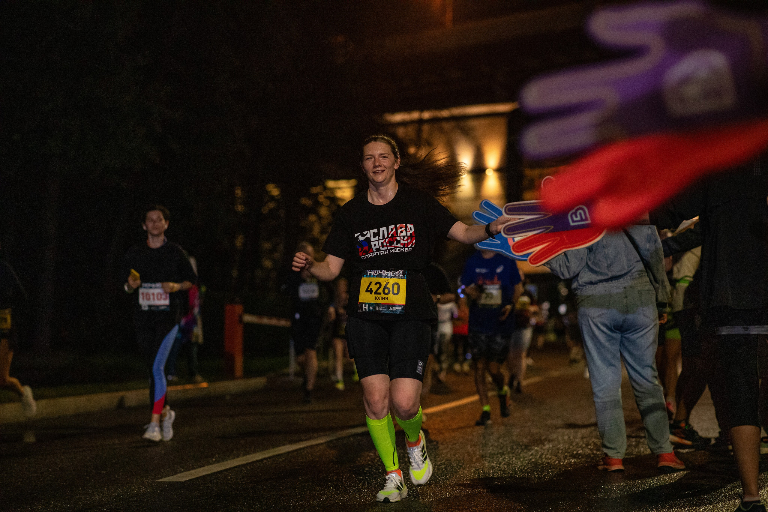 Ночной забег в ленте фотографий бегунов 03.08.24. Фотограф Сергей Ловкий
