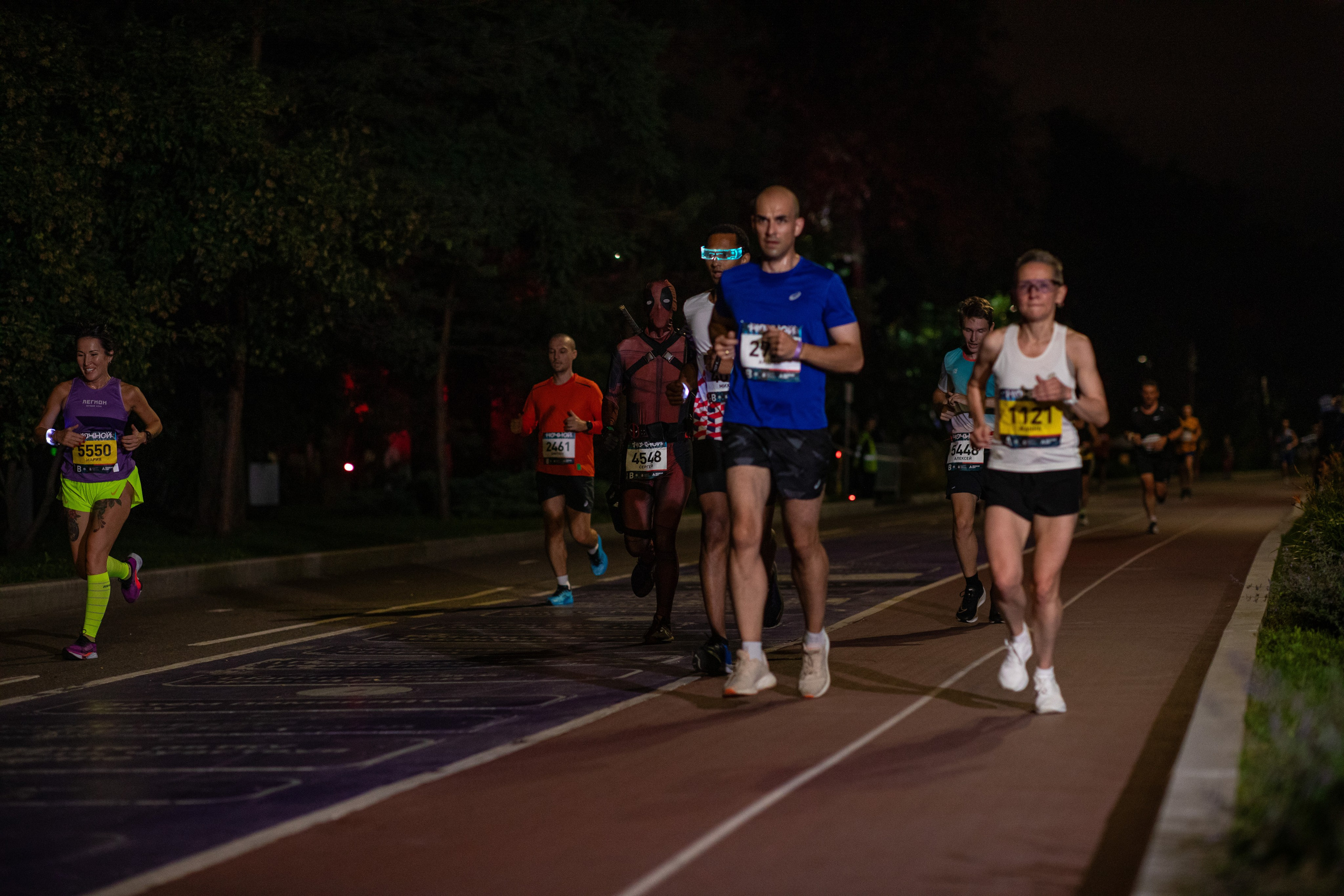 Ночной забег в ленте фотографий бегунов 03.08.24. Фотограф Сергей Ловкий