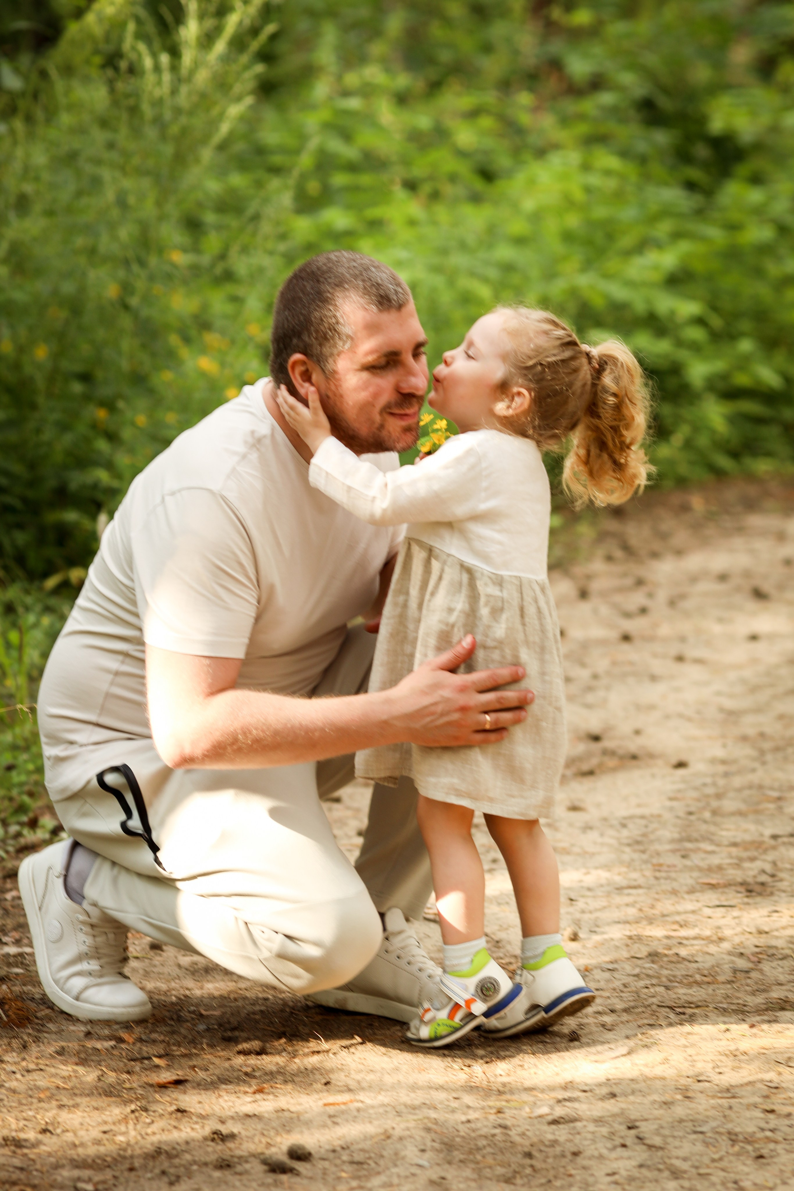 Чудесная семья на прогулке в лесу