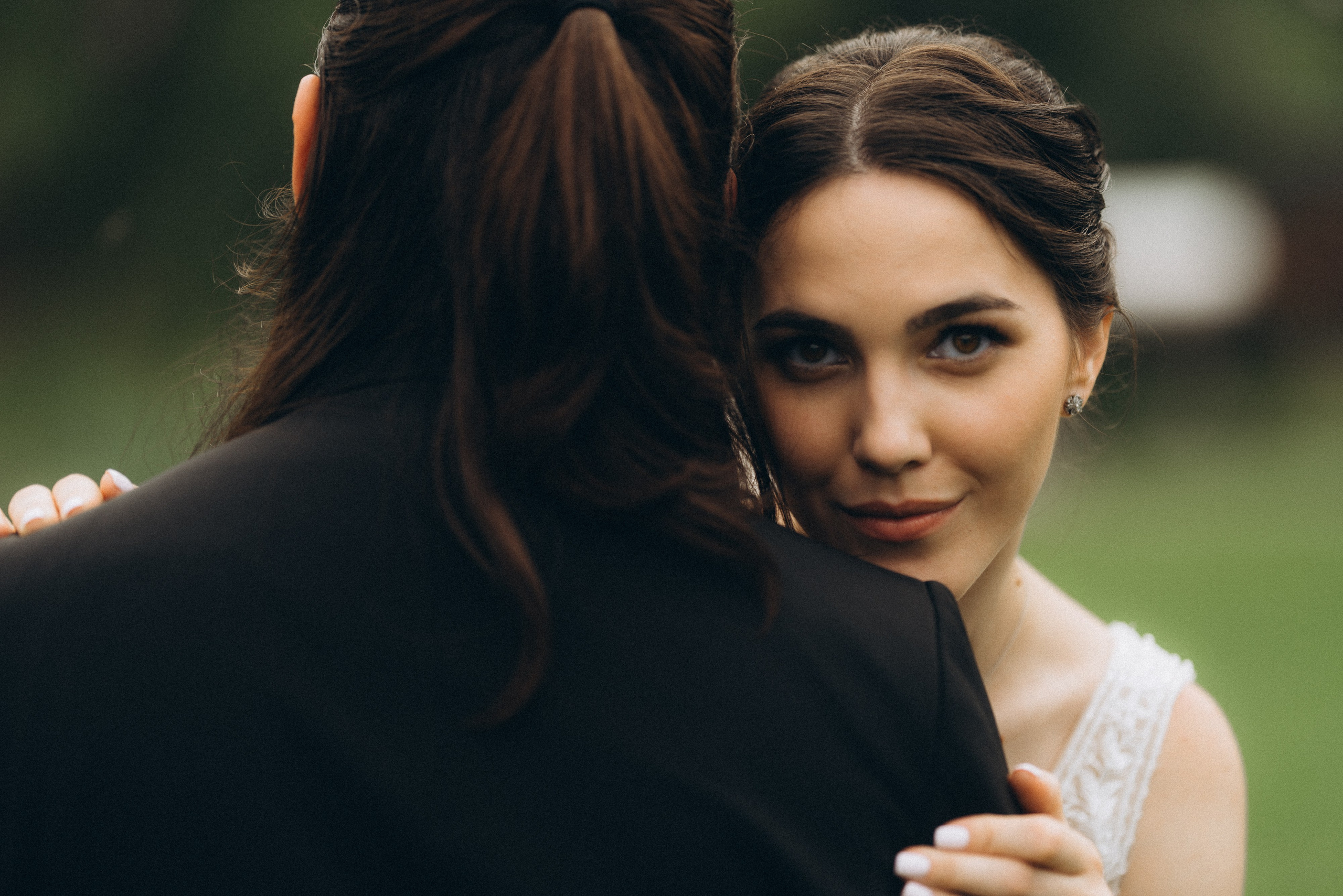 Выразительный взгляд невесты из-за плеча жениха. Кинематографичный портрет Линды.