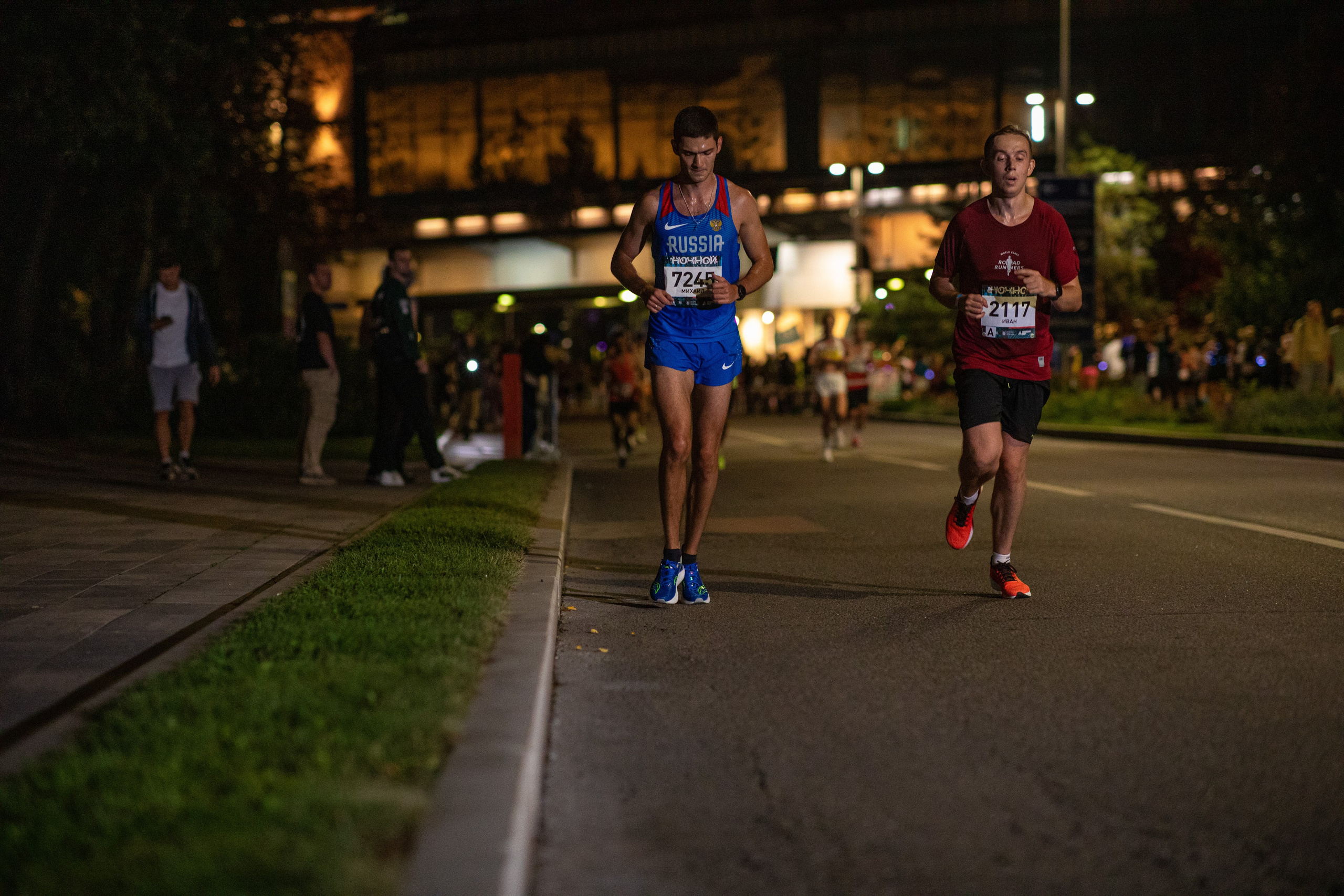 Ночной забег в ленте фотографий бегунов 03.08.24. Фотограф Сергей Ловкий