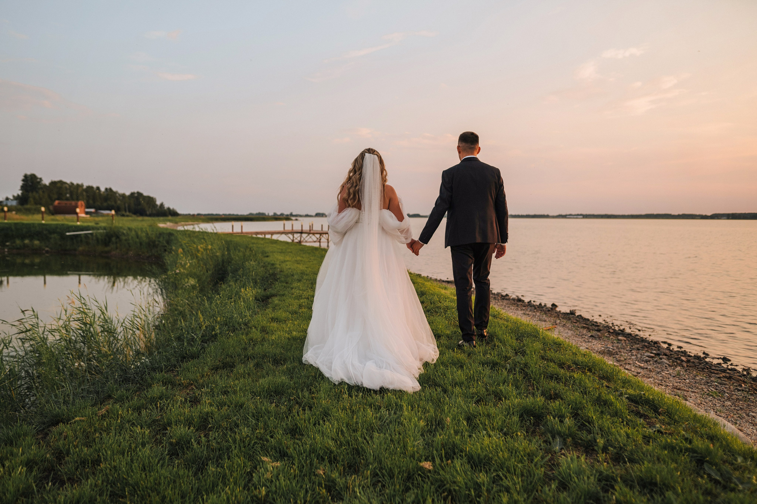 Жених и невеста гуляют на берегу озера, Каменск-Уральский