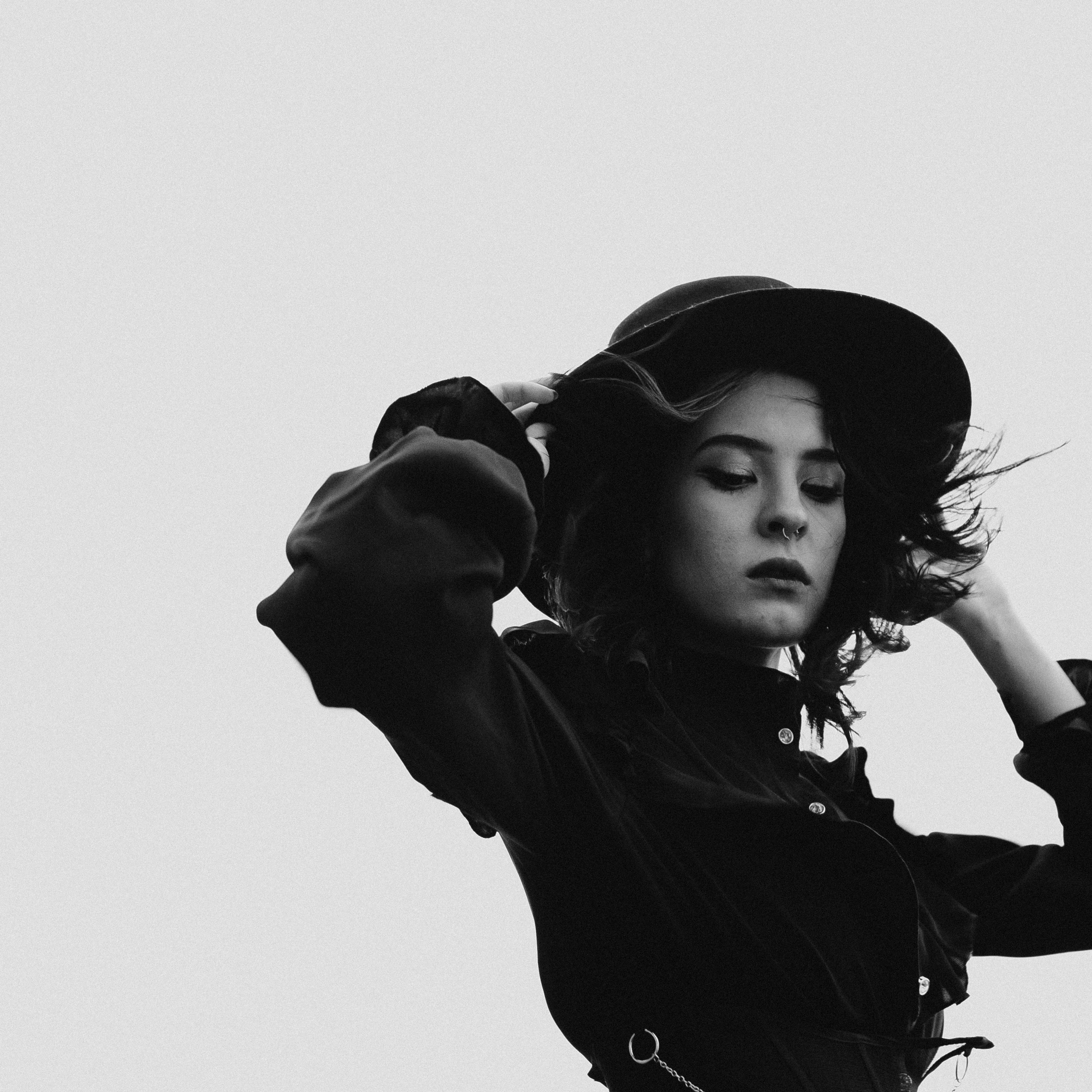 Съёмка у моря с оленьими рогами