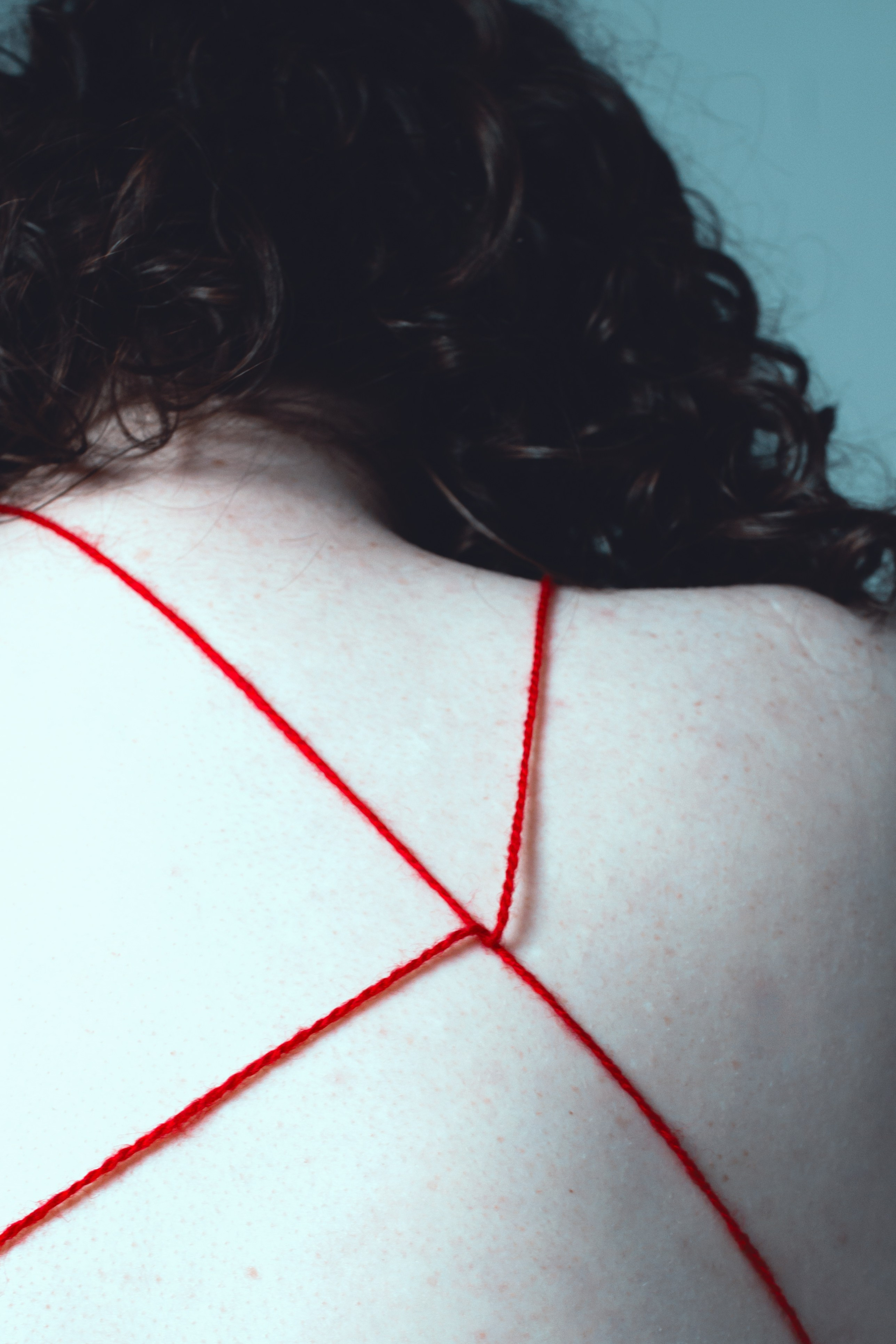 Съёмка в студии с красными нитками