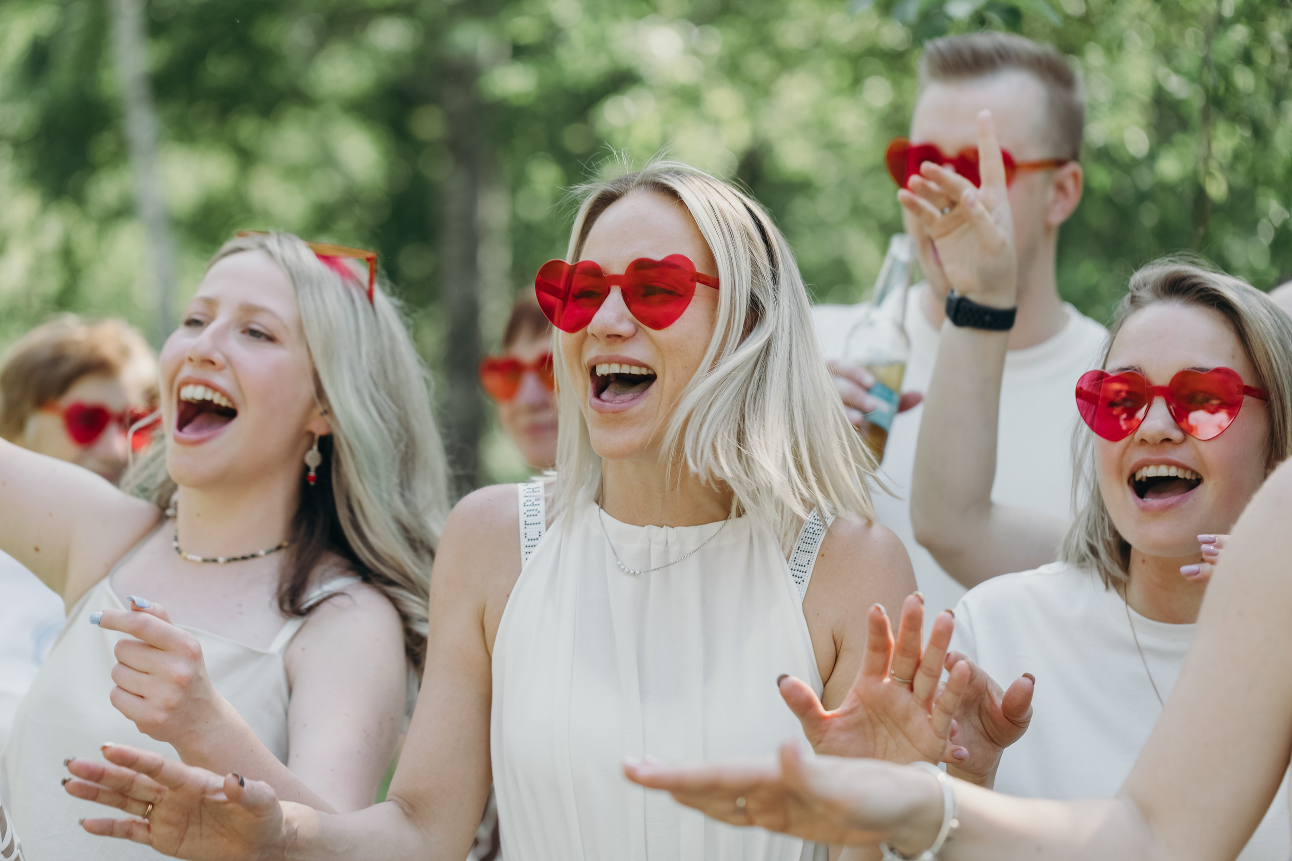 Девушки участвуют в музыкальном конкурсе