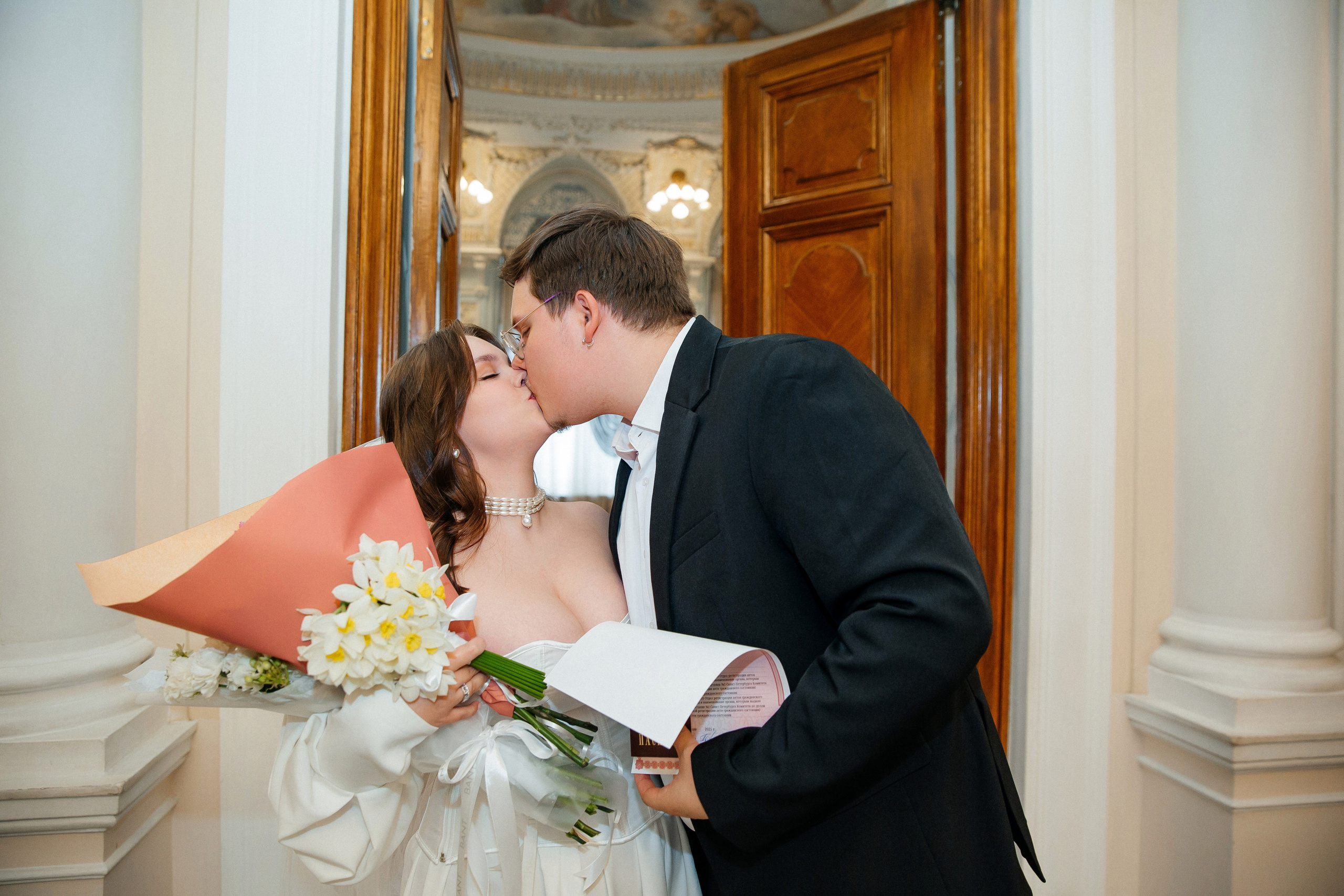 Съемка в отеле и регистрация прохладным майским днем. Свадебный фотограф в Санкт-Петербурге Вика Стукачева