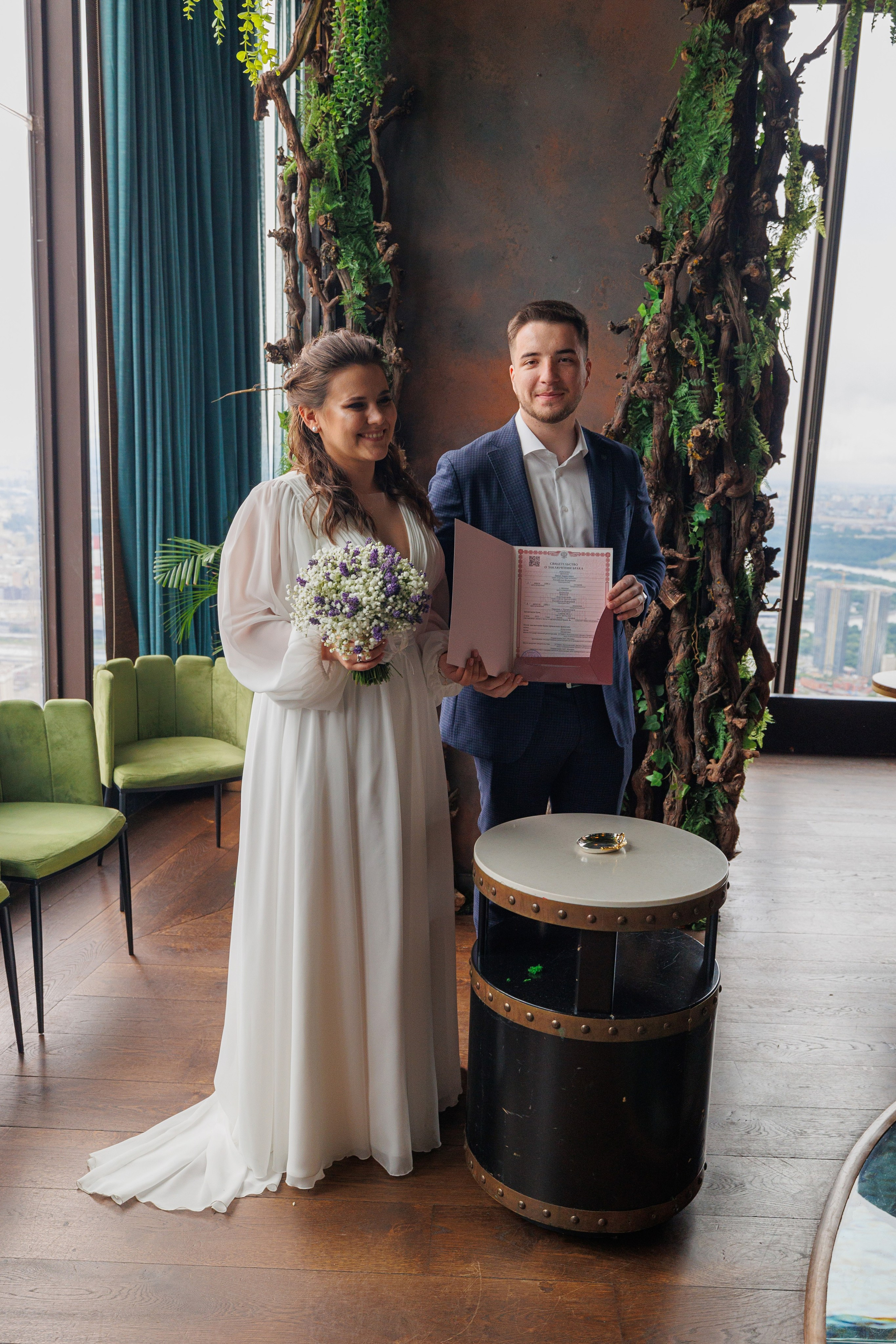 Фотограф на регистрацию в ЗАГС Москва Сити Birds Башня ОКО. Примеры фото, отзывы молодоженов и заявка на регистрацию через официальный сайт.