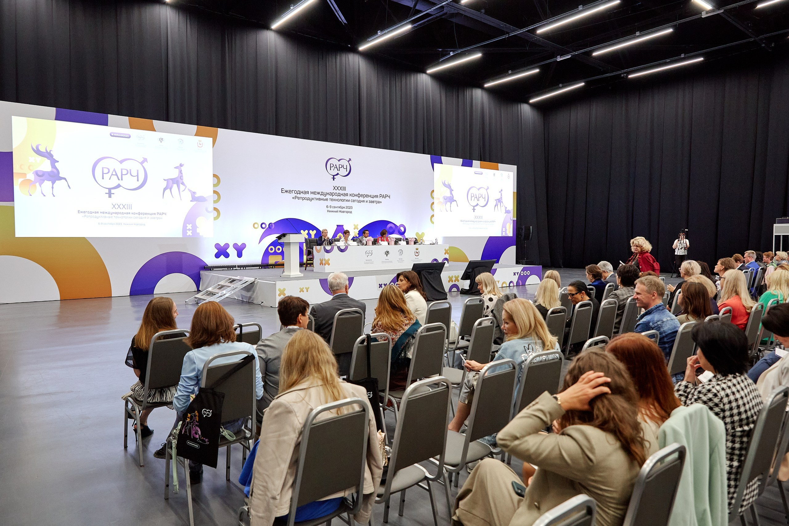 Стенд компании Angelini Pharma / Конференция РАРЧ 2023. Антон Артюшин, портретный фотограф. Москва