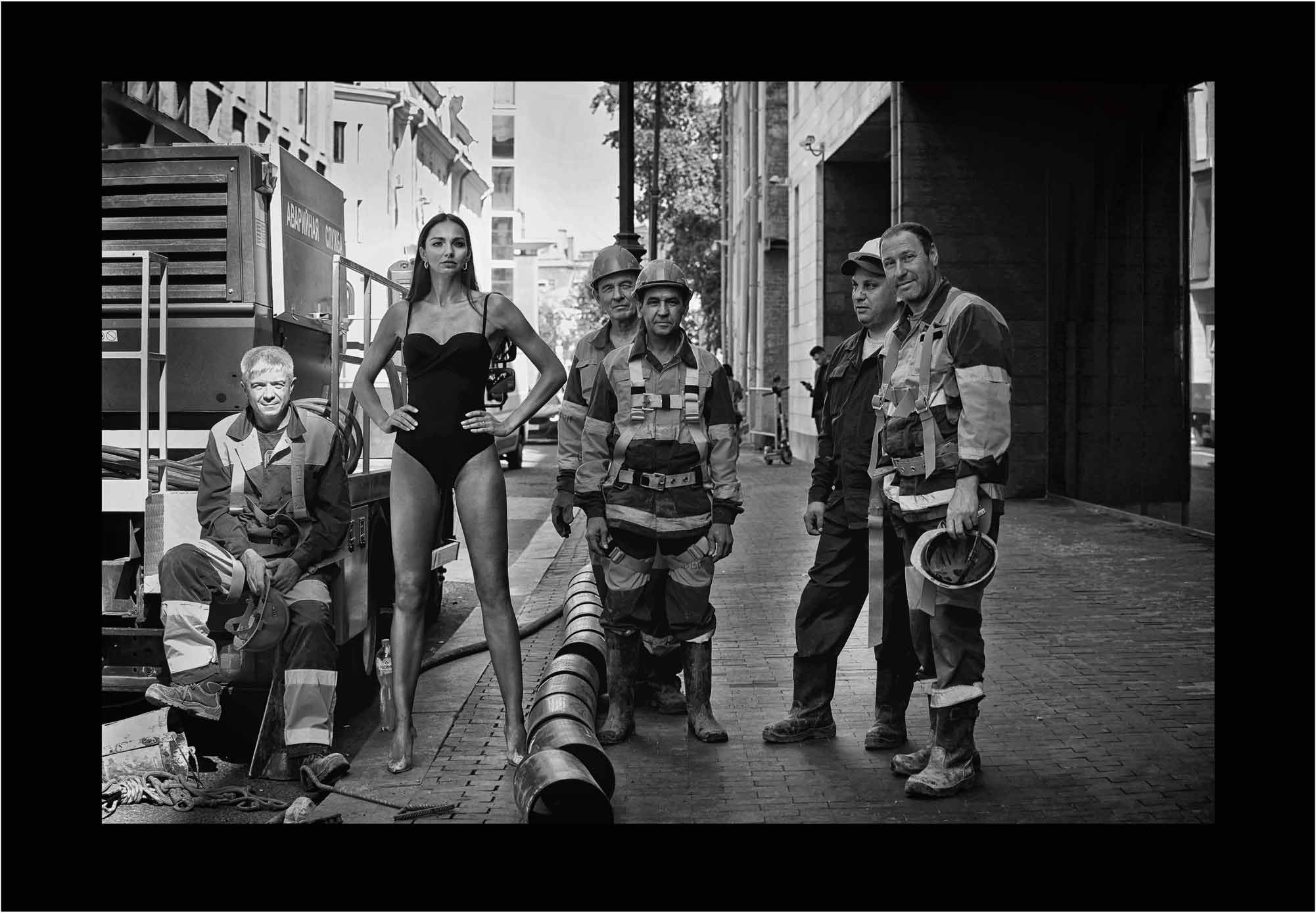 стритстайл в купальнике, фото строителей, модель и рабочие