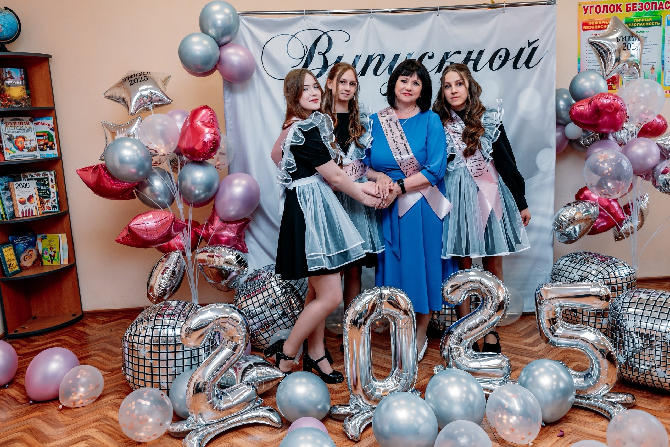 Последний звонок 2025 школа 25. Фотограф Алёна Царькова. Киселевск