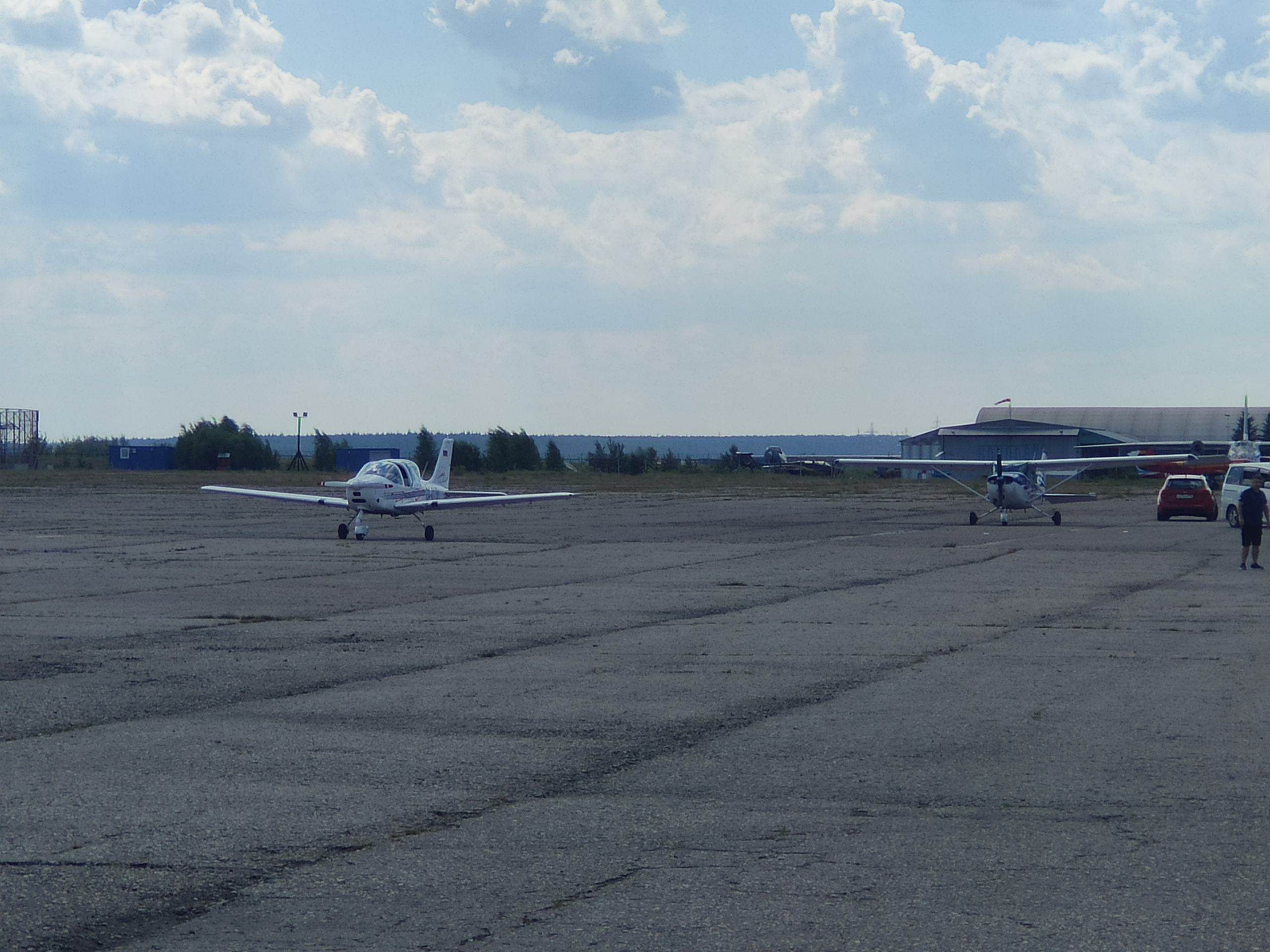 На аэродроме непривычно тихо