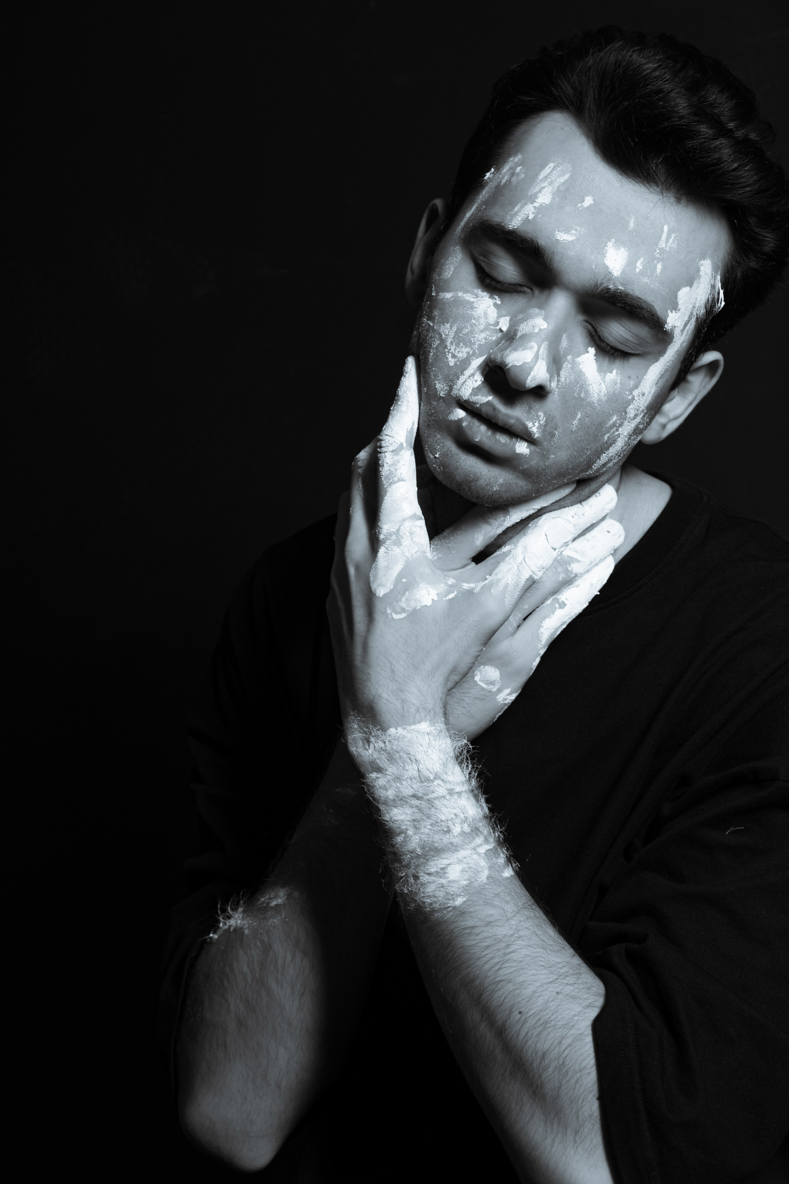 Эмоции. Краска и красные нити. Мари — фотограф и видеограф из Москвы