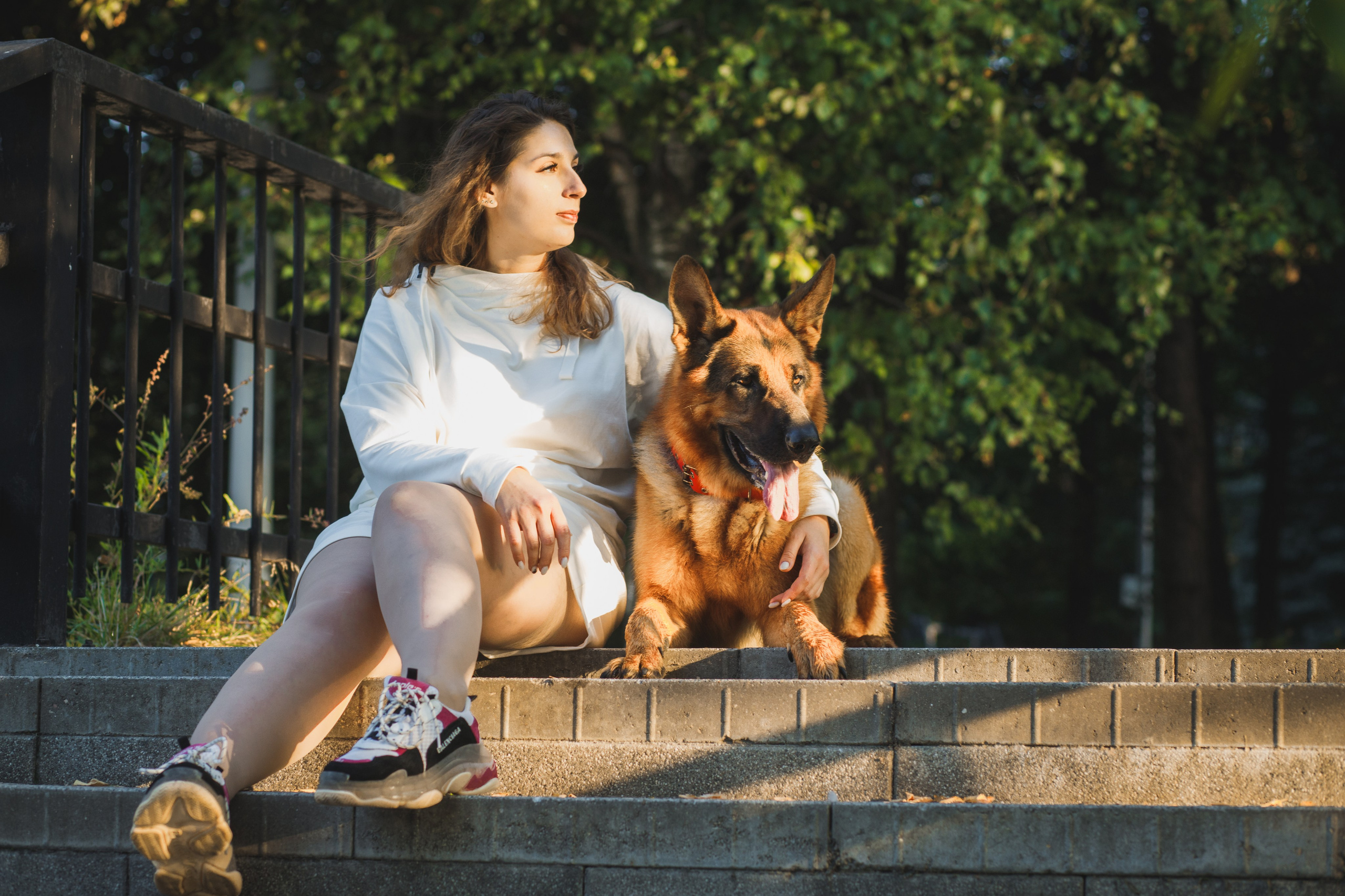 Фотопрогулка молодой девушки и ее собаки летним утром в парке. Семейный и школьный фотограф в Москве Анна Ткач