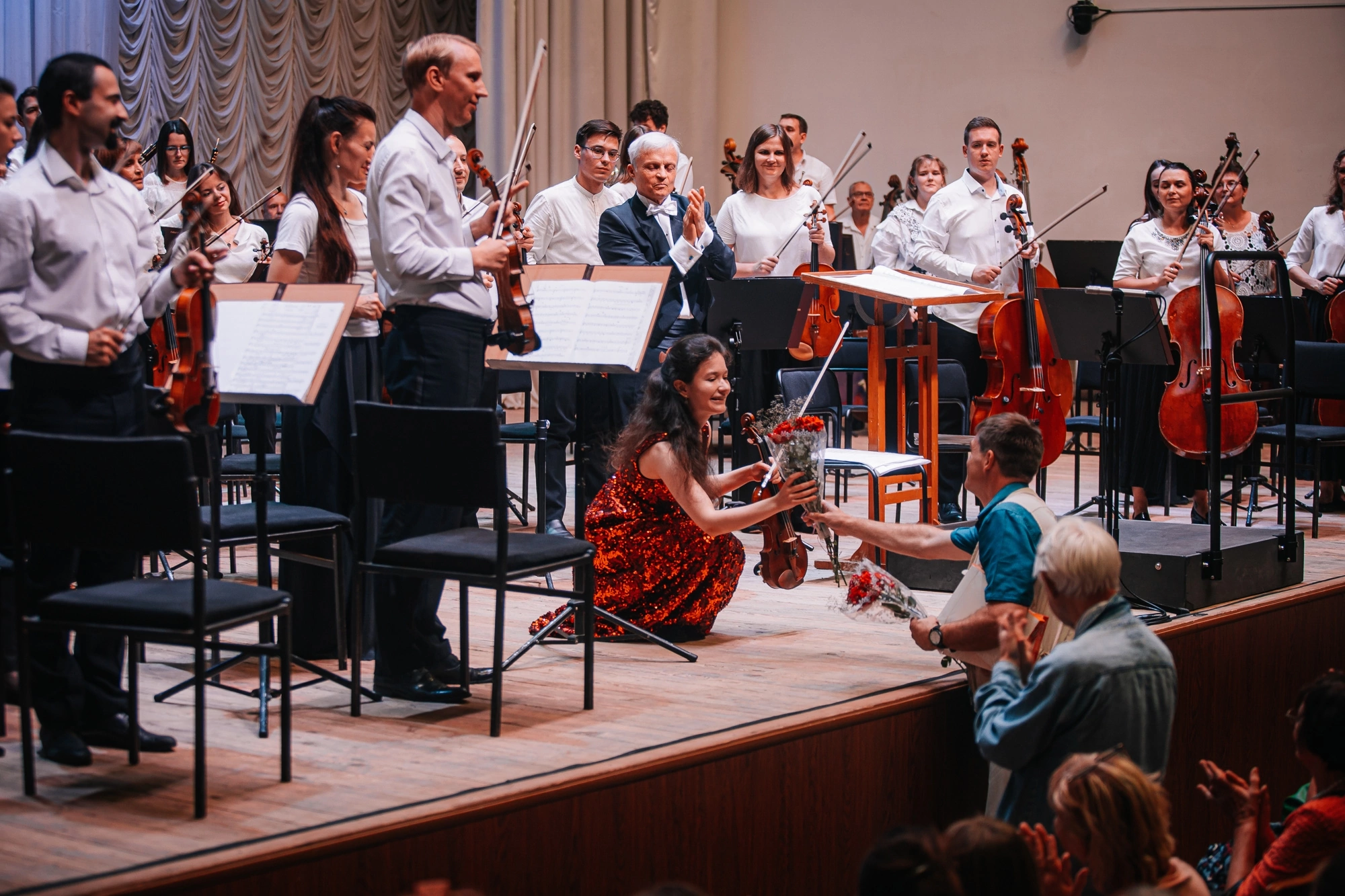 На сцене. Скрипачка Анна Савкина