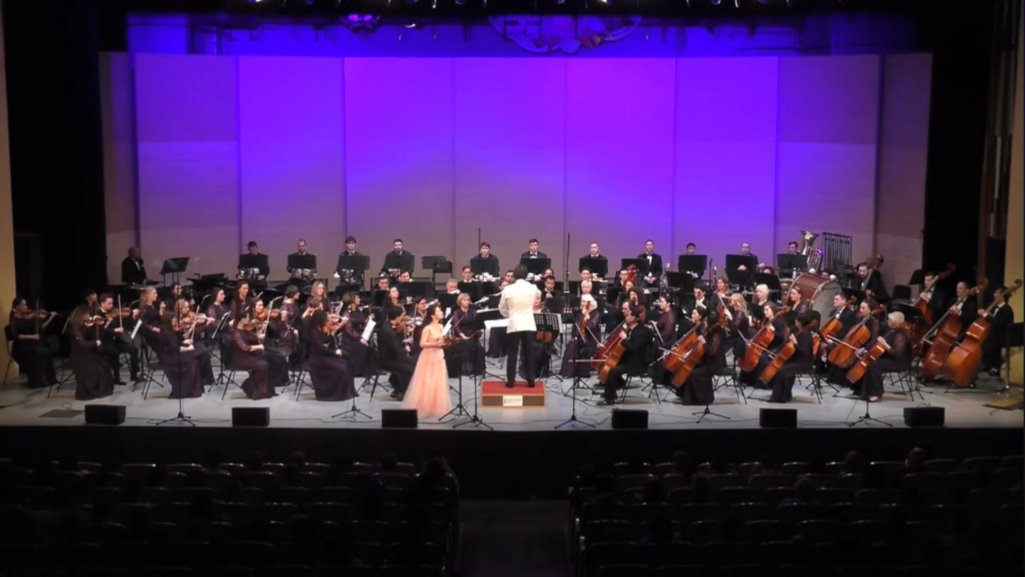 На сцене. Скрипачка Анна Савкина