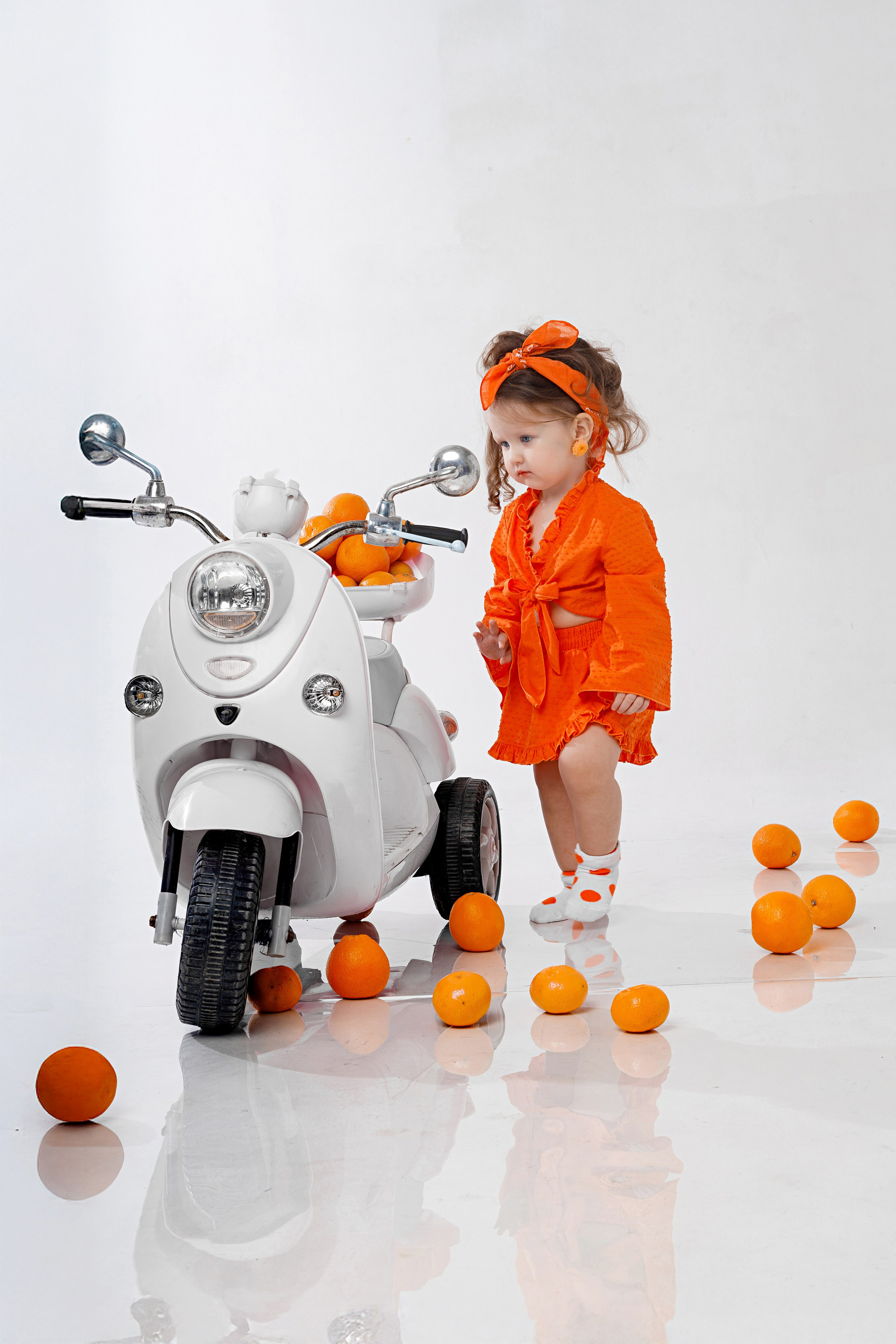 Детская фотосессия с мандаринами в студии в Сочи. Детский студийный фотограф Сочи