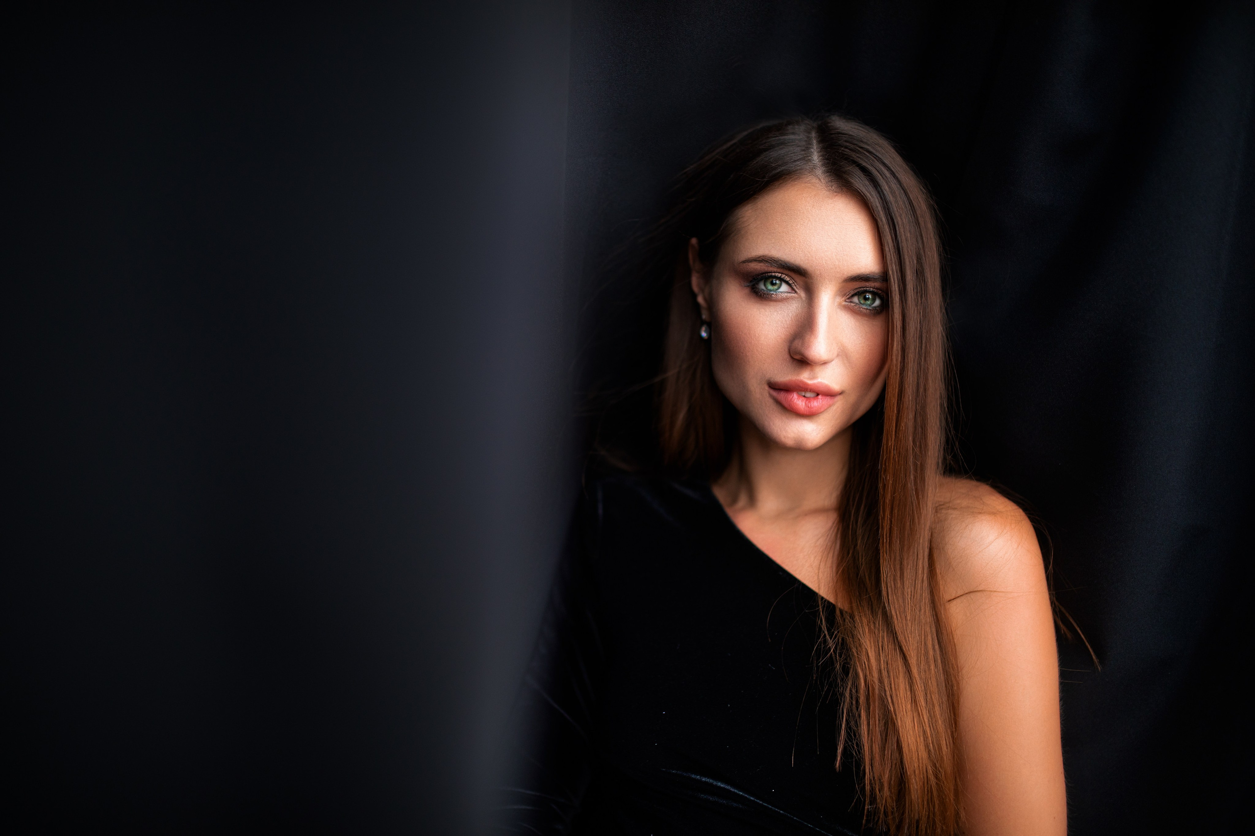 Фотосет с Анастасией в студии с минимальным интерьером в формате для «себя»