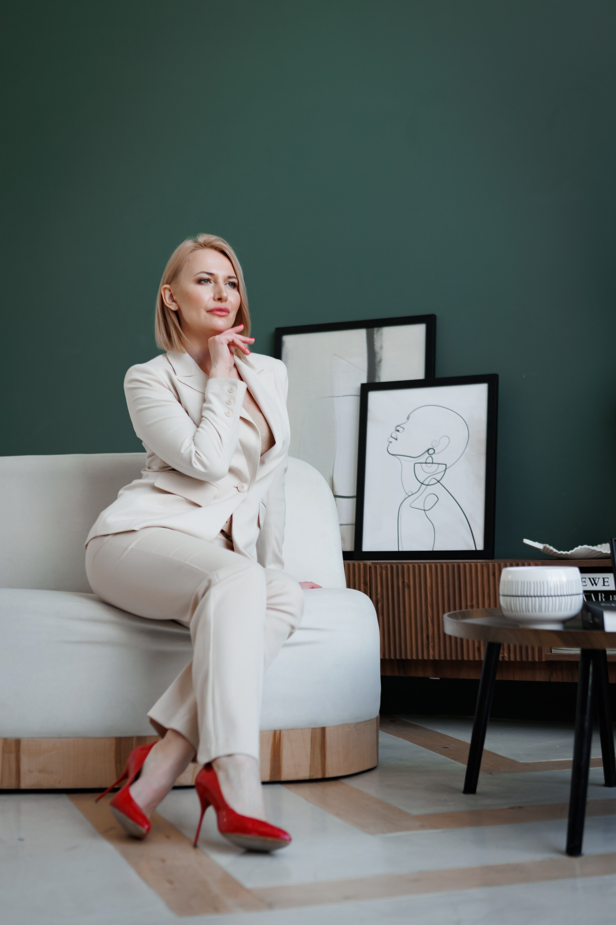 девушка сидит на диване