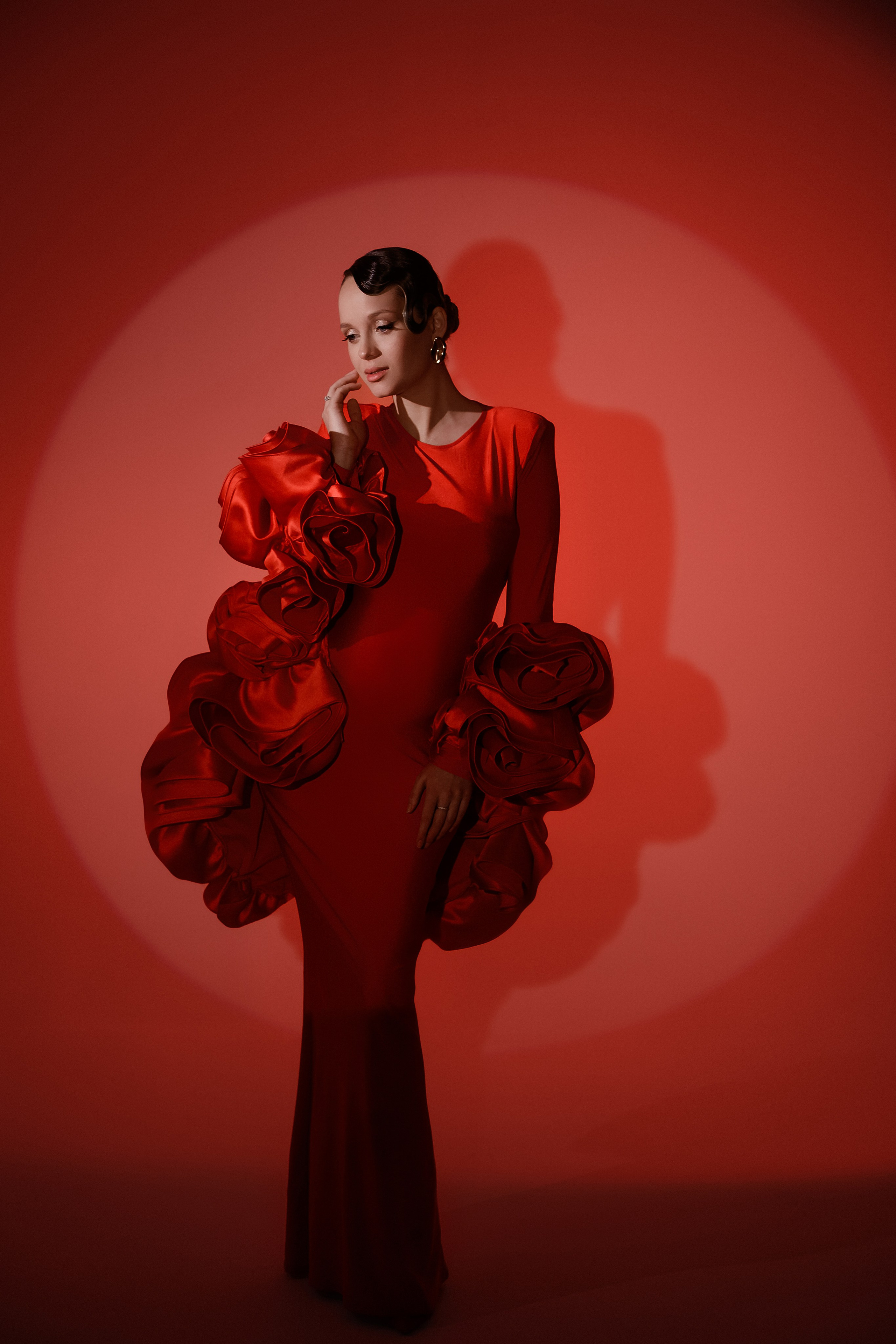 Красное платье и накидка 42-48 + ткань. Фотограф Анна Качан