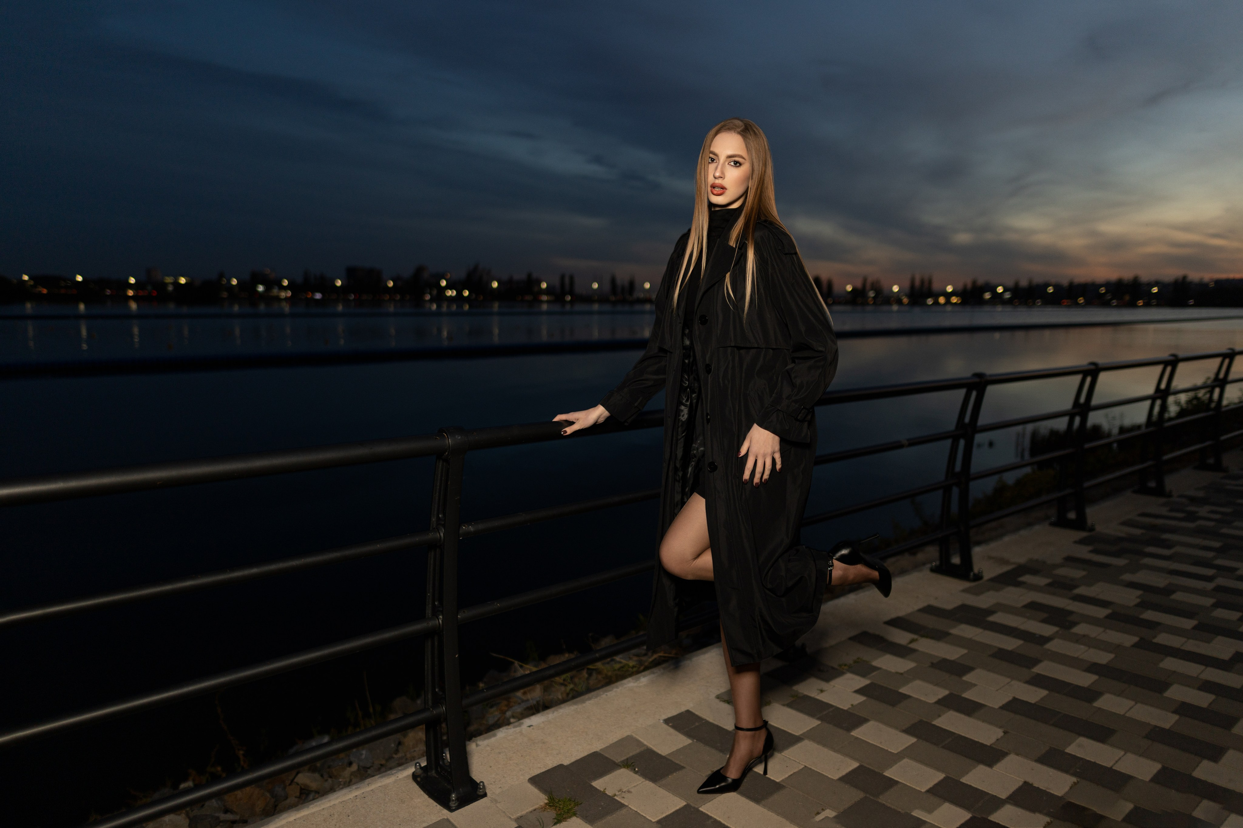 Вечерняя съемка с Ксенией на улице с импульсным светом для «себя». Дмитрий Шульгин, портретный фотограф в Воронеже