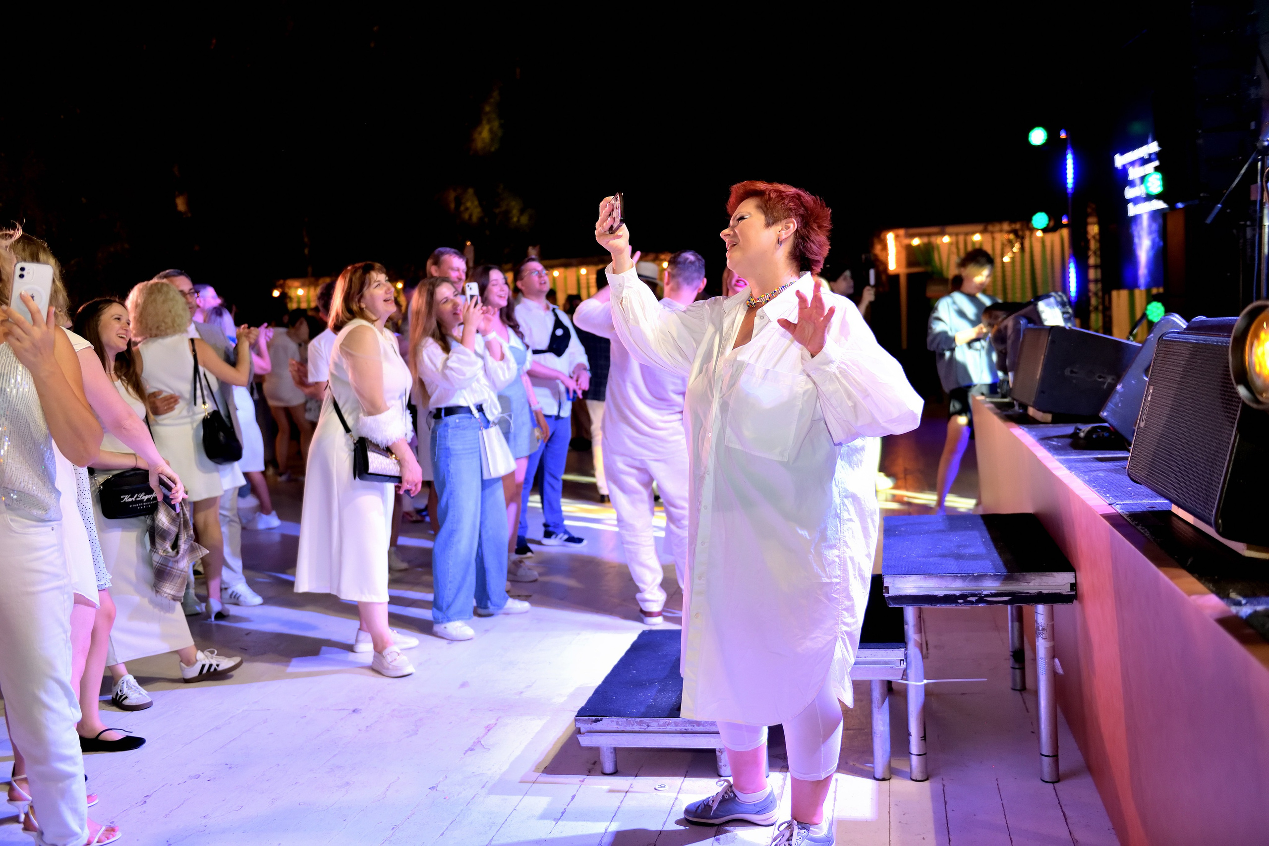 "Слушательница подпевает песню группы "Ума Турман".