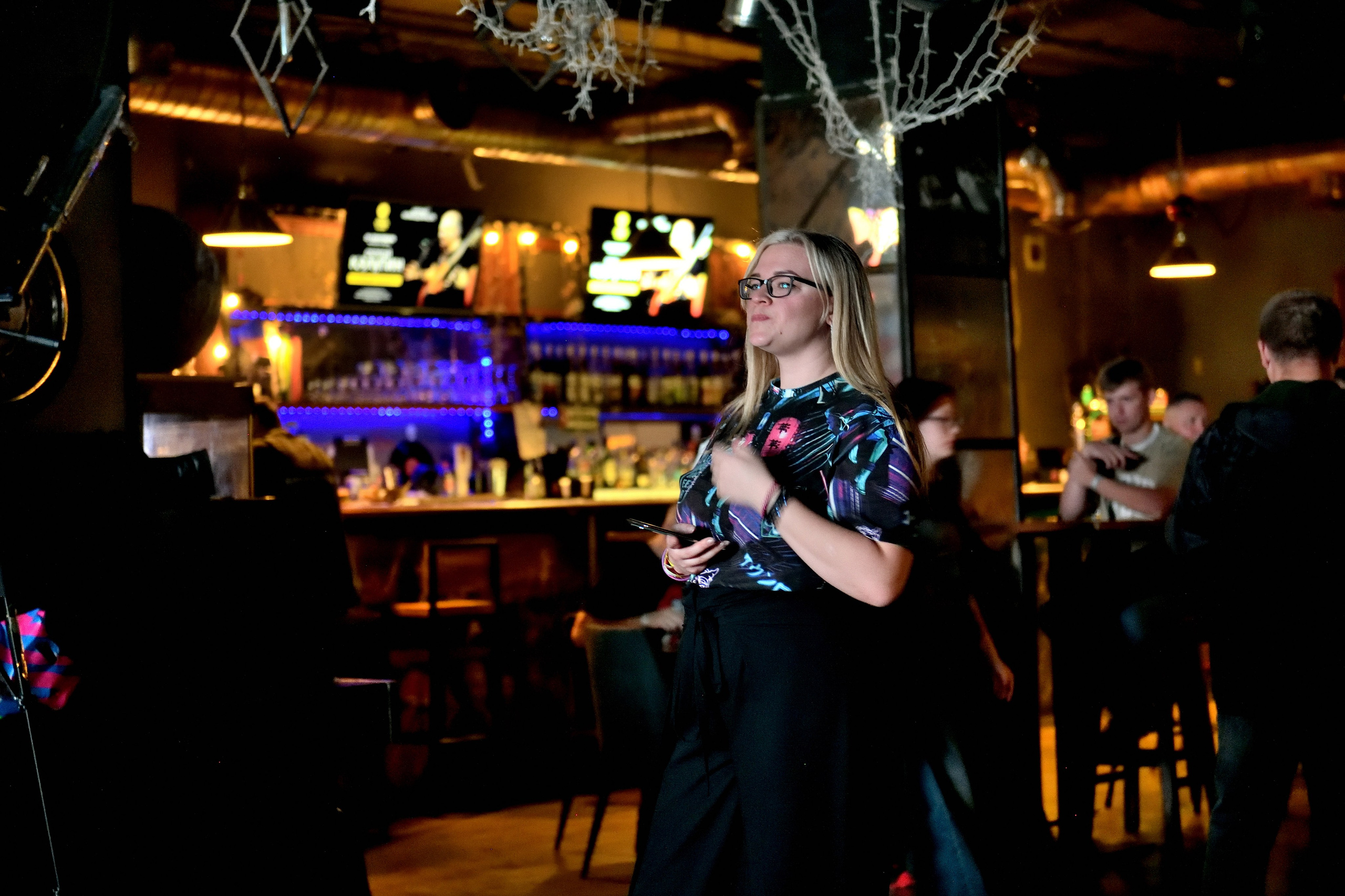 "Девушка на концерте в клубе LiveStars".