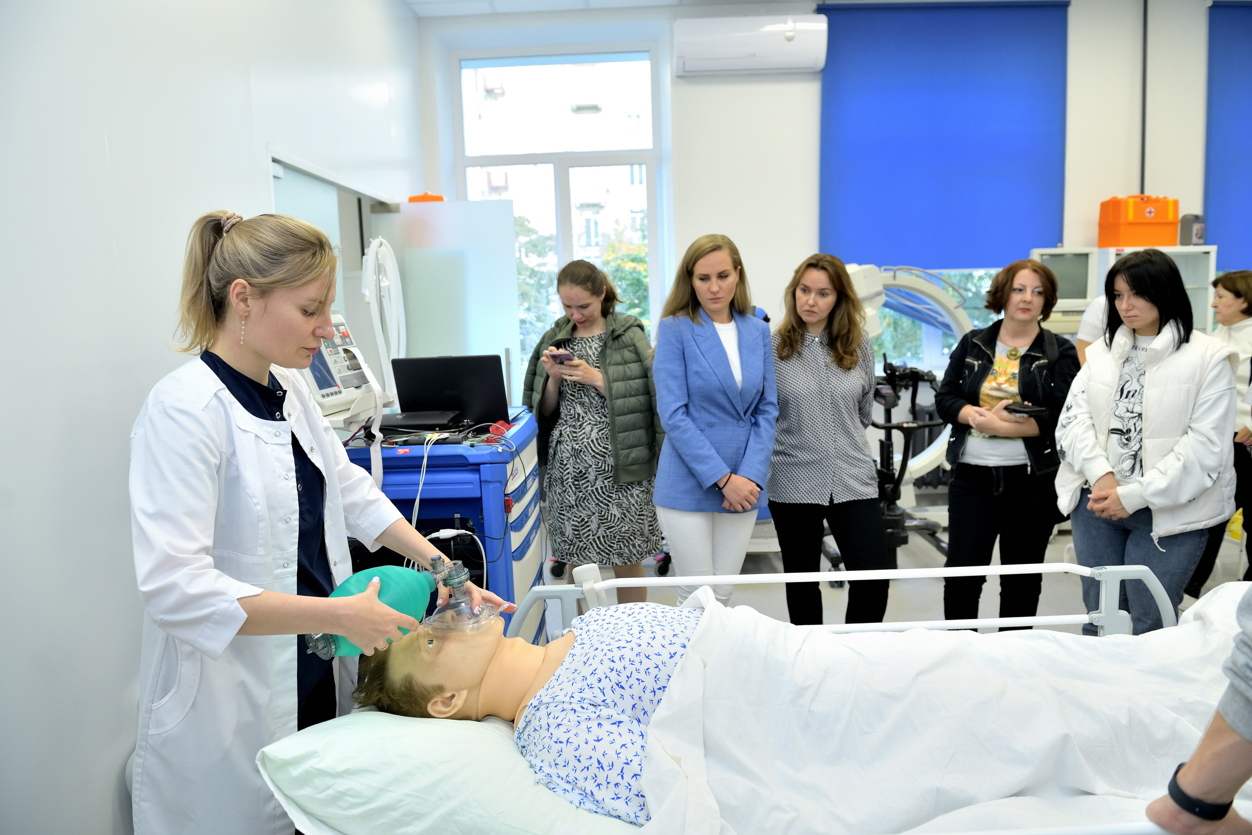 "Медсестры медицинского колледжа показывают журналистам учебные кабинеты".