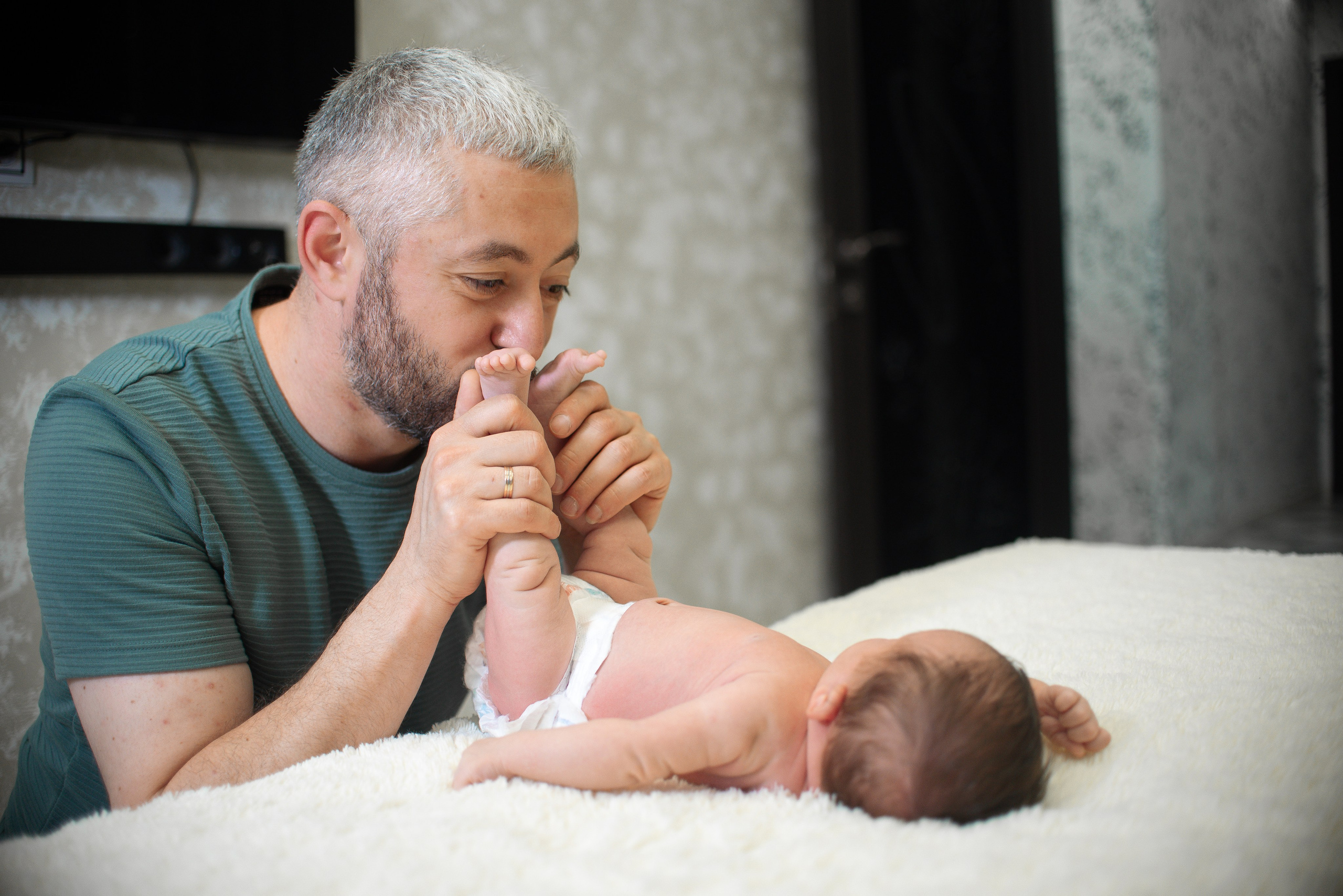 Крошка Манэ дома с родителями. Семейный фотограф на выписку из роддома и крещение Минск Настя Гришук