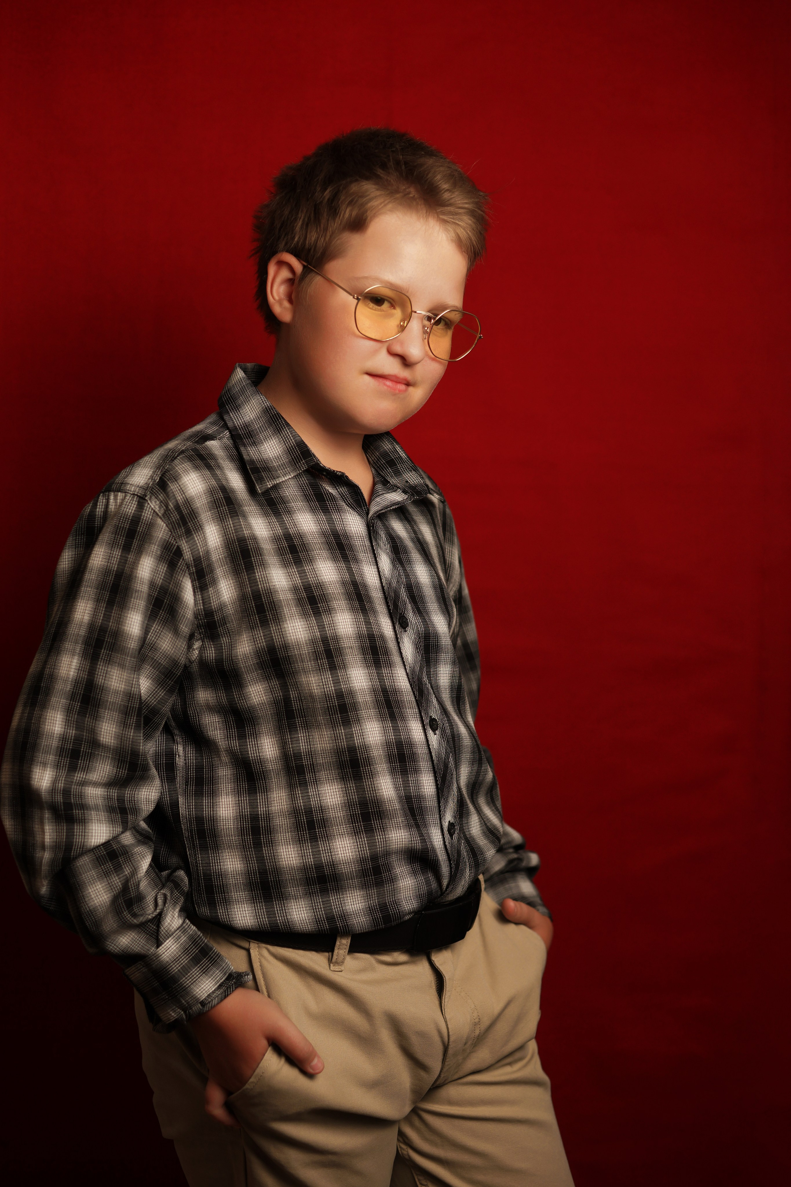 Портреты на красном фоне школа / студия. Ольга Плаксина фотограф в Саратове