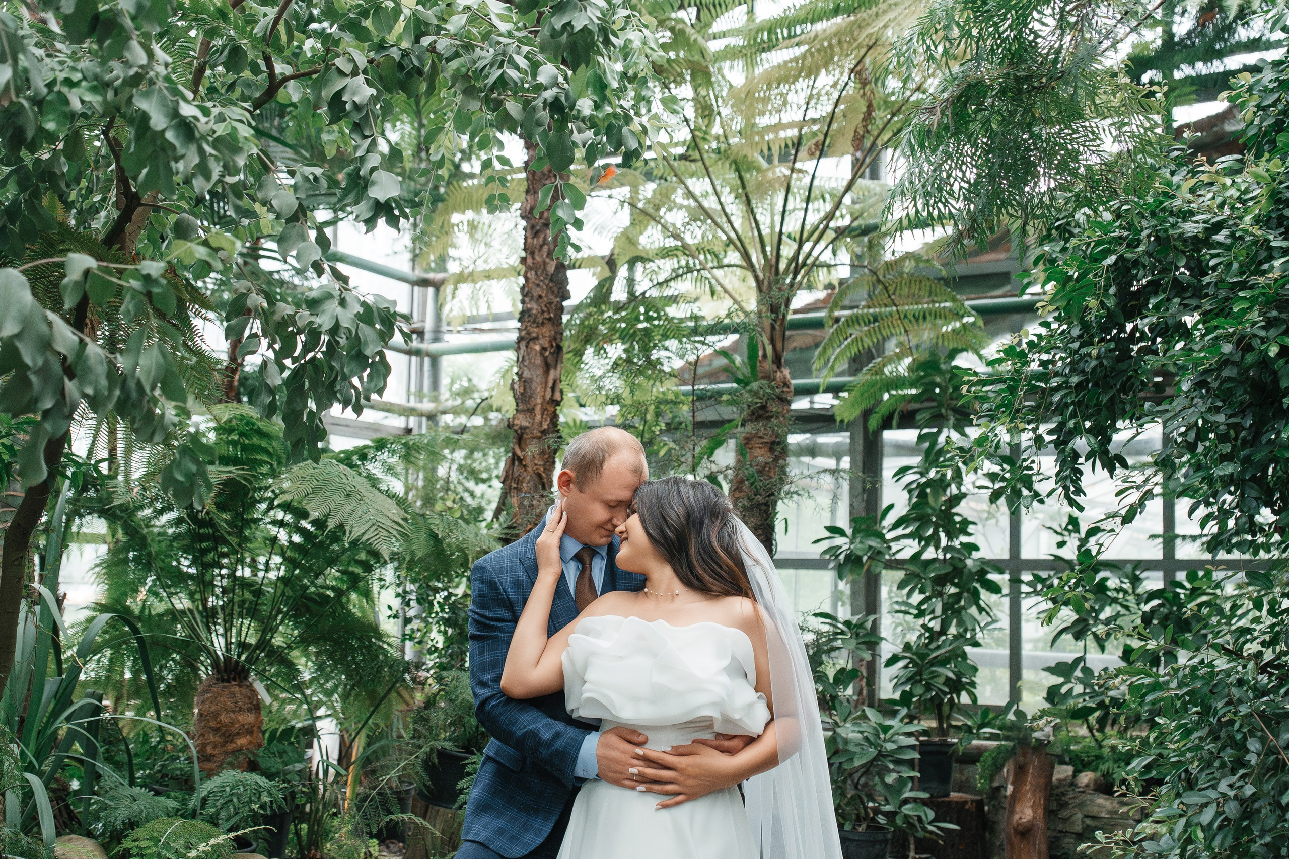 Свадебная фотосессия в оранжерее Ботанического сада им. Цицина. Свадебный и репортажный фотограф-видеограф Москва и Московская область