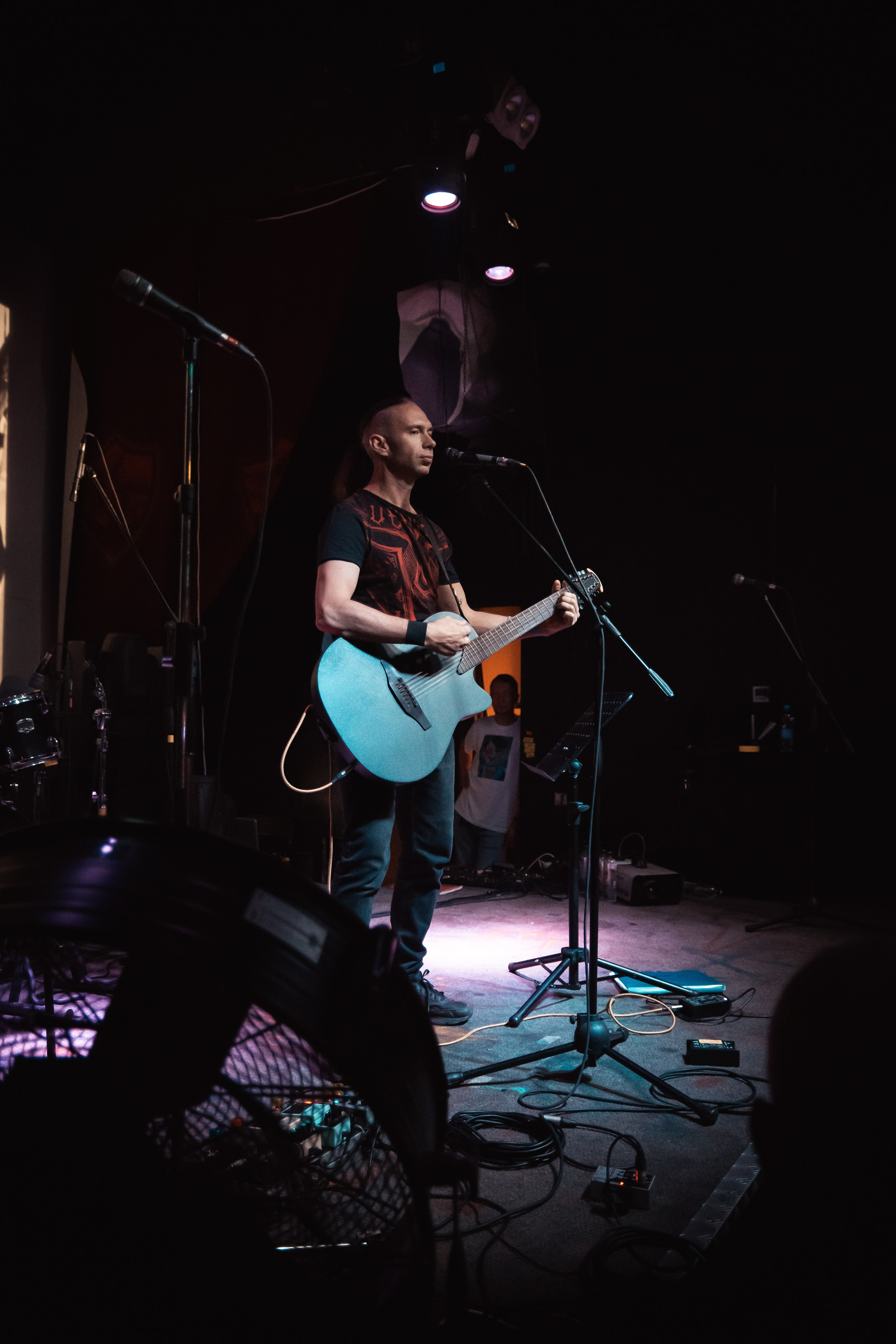 Павел Горловой, Концерт памяти В.Цоя, 16.08.2025, Эрмитаж. Фотограф Регина Крикунова г. Красноярск