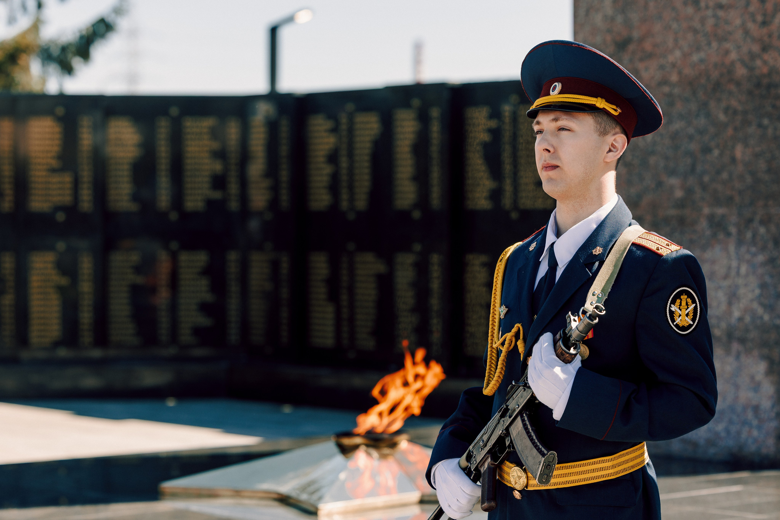 Торжественный митинг, посвящённый открытию Мемориала Славы воинам-новотрубникам. Лёшка Варзегов — фотограф