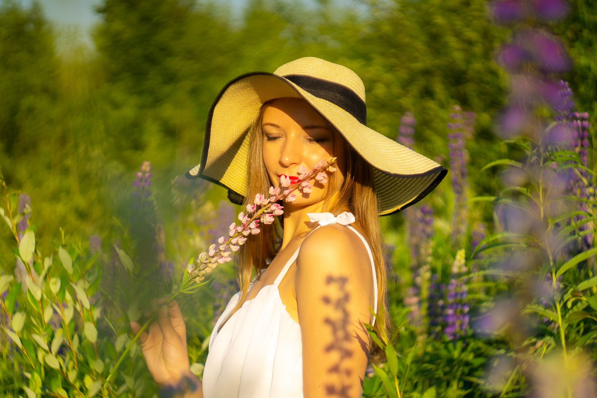 Лиза. Люпины. Портретный фотограф в Санкт-Петербурге Александр Быстрицкий