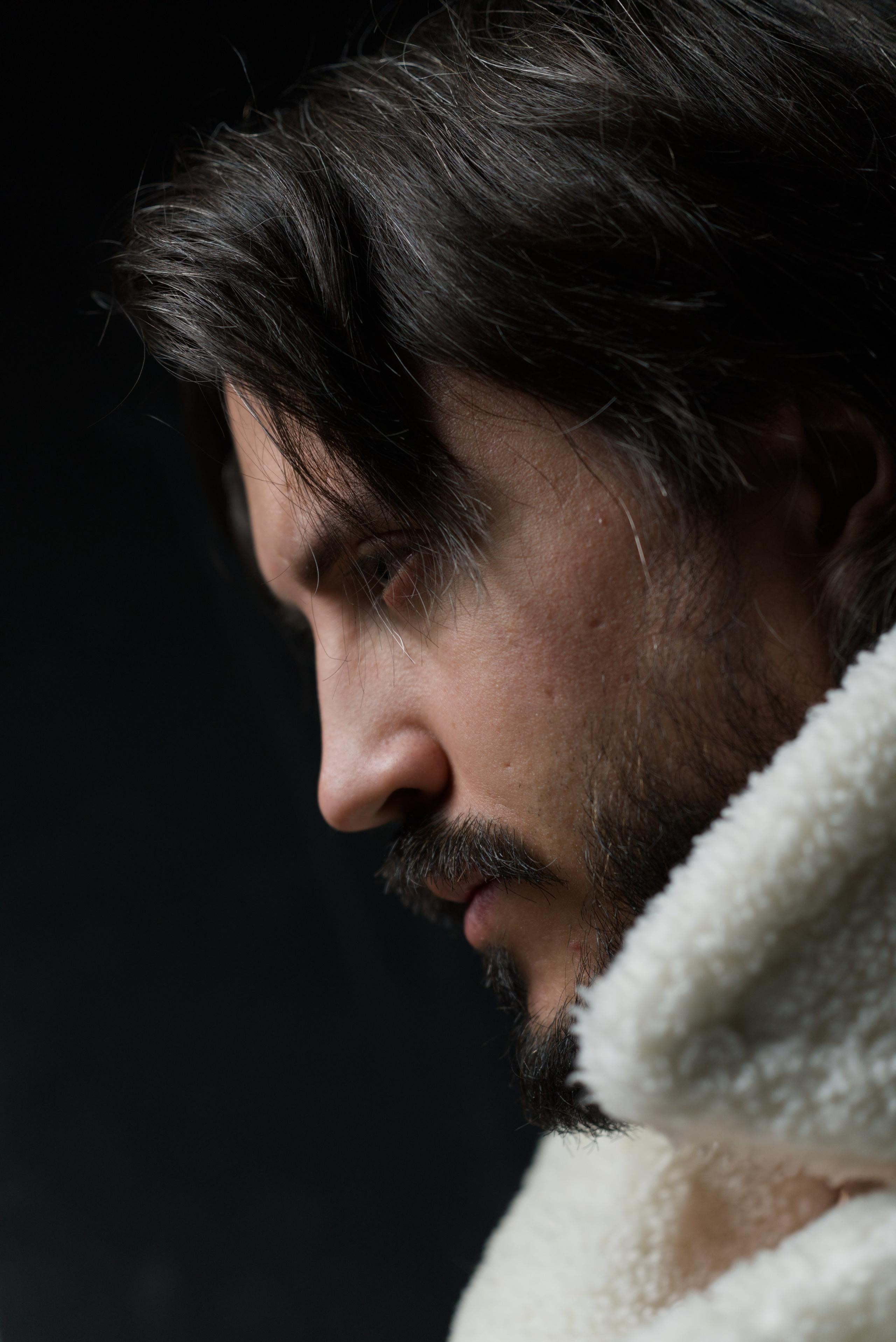 Мужской портрет в белой шубе. Мир глазами Саши Д