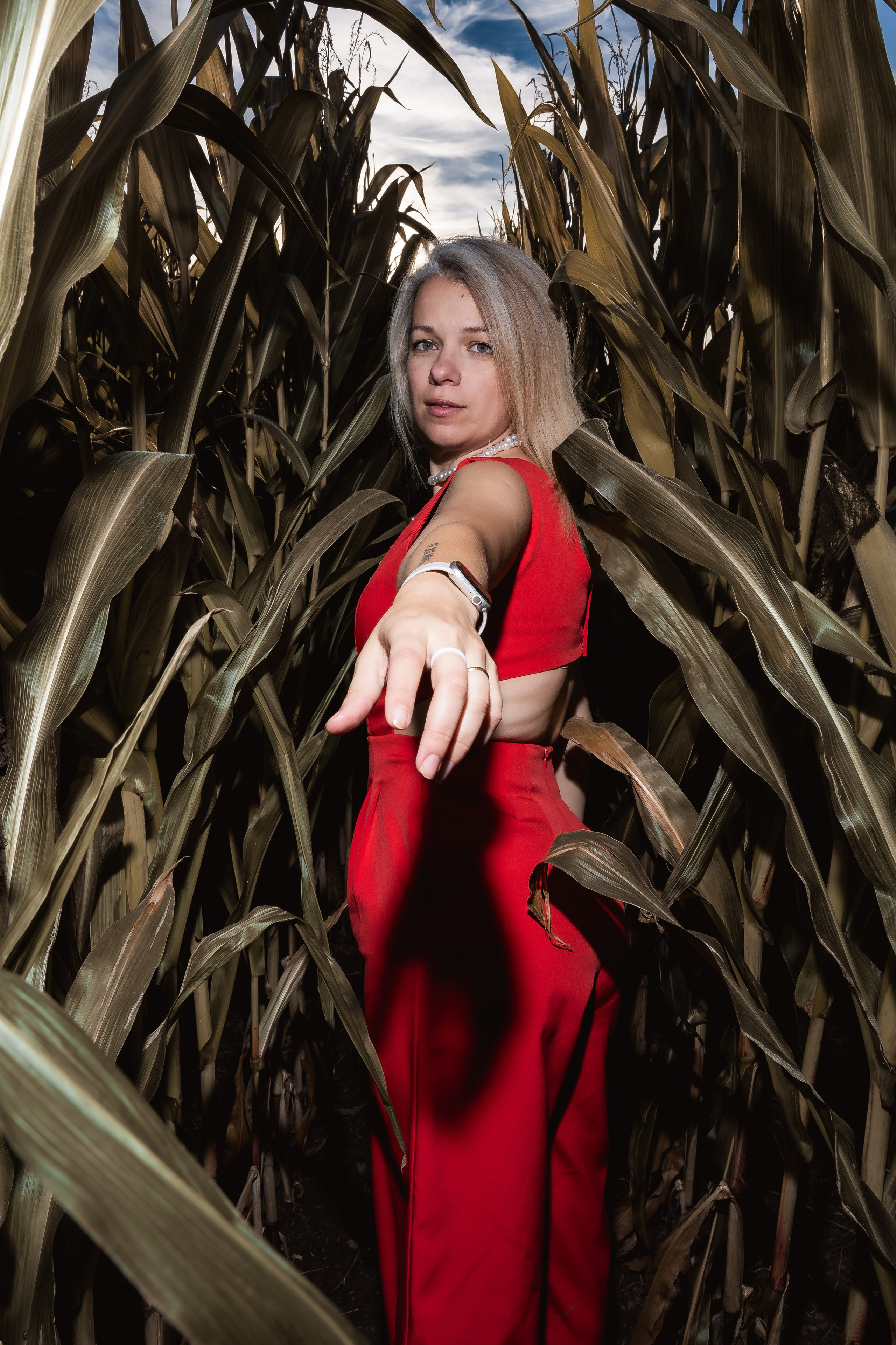Дерзкая фотосессия девушки в кукурузе