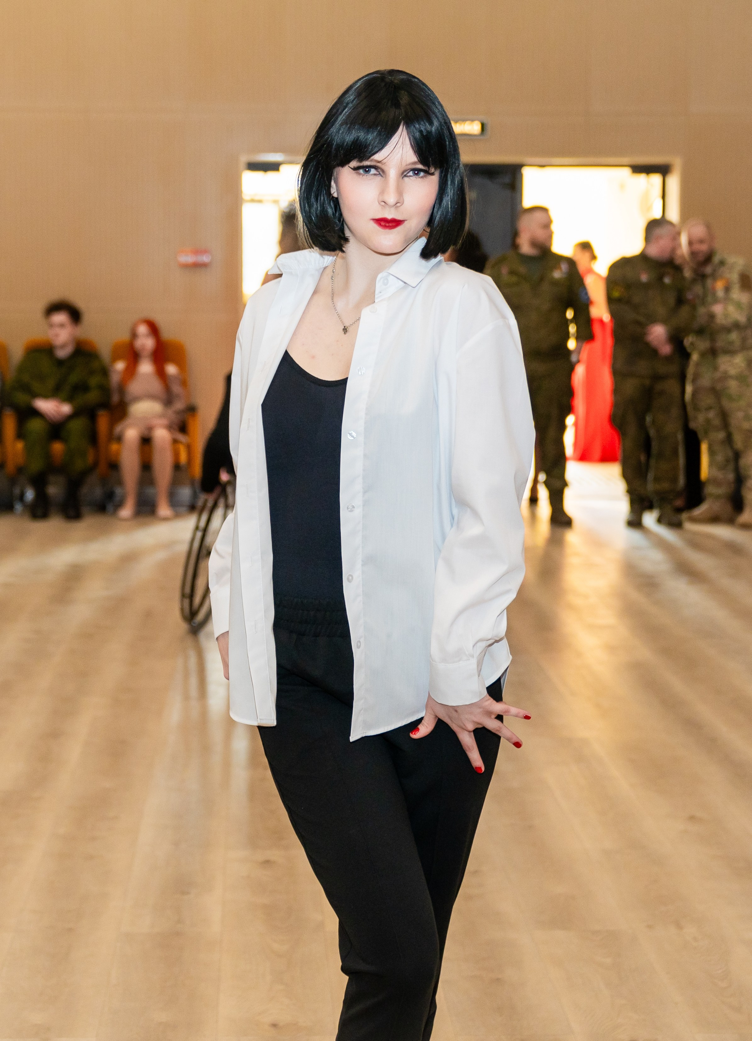 Портрет девушки с короткой чёрной стрижкой в белой рубашке на инклюзивном балу проекта «Мы все равны». Фотограф Мальцев Евгений.