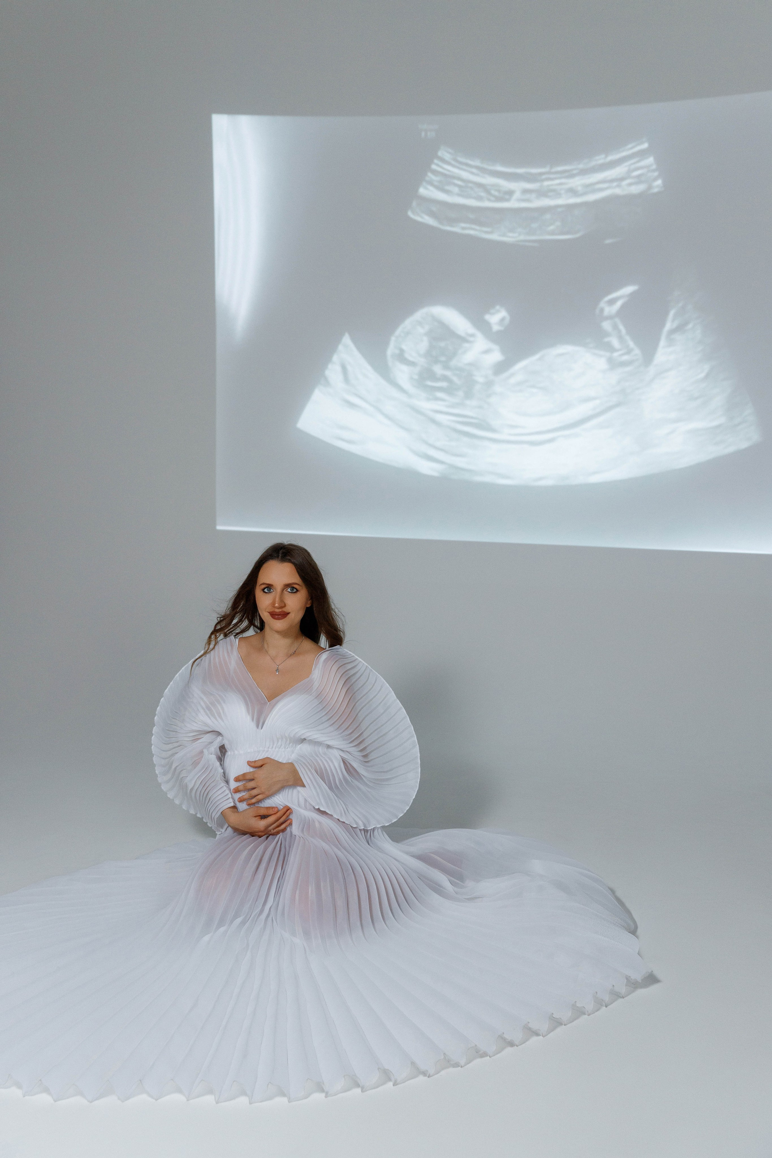 Фотосессия беременности в студии с проектором. Фотограф Александра Сыщенко