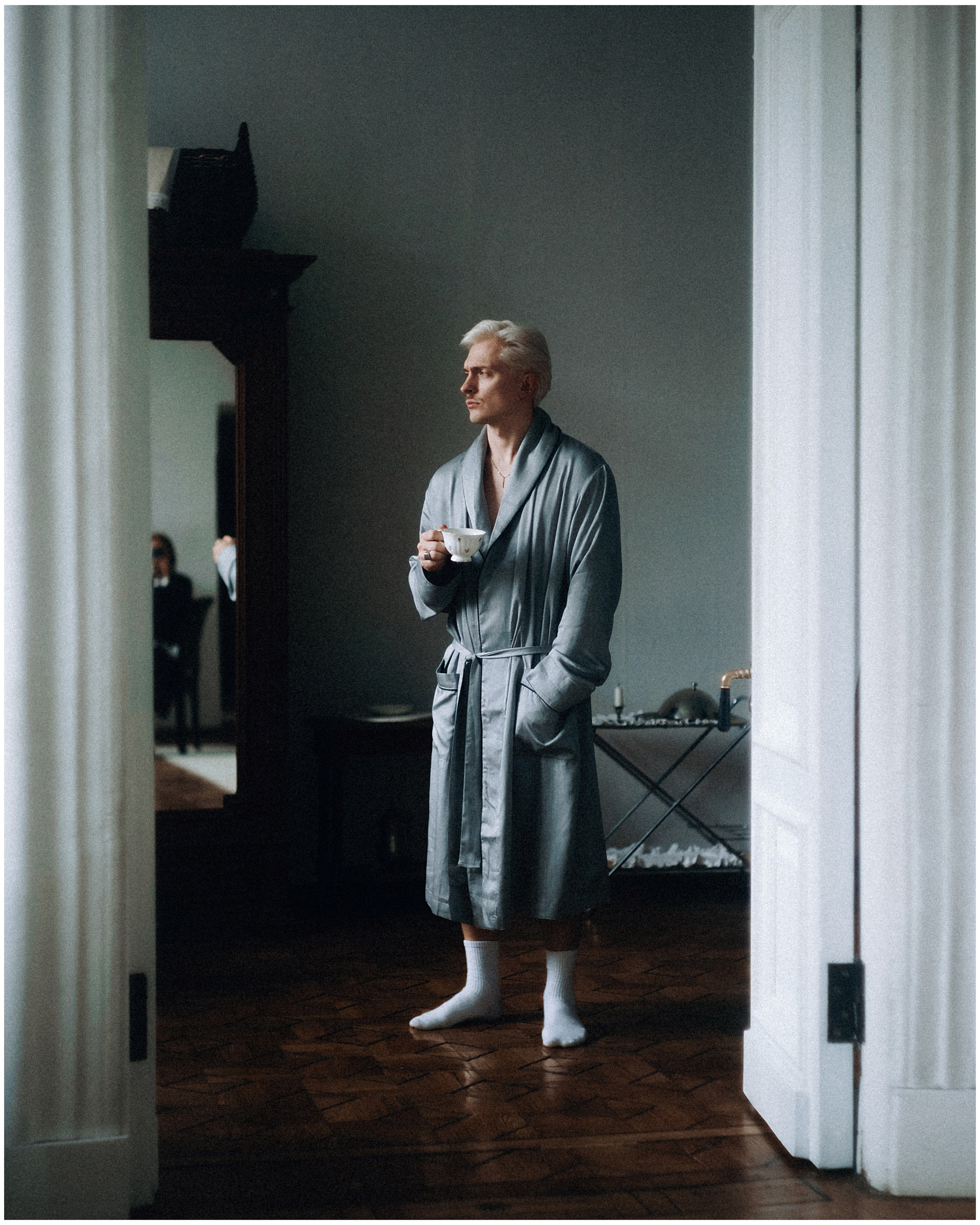 Портретная фотосессия мужчины в квартире в москве